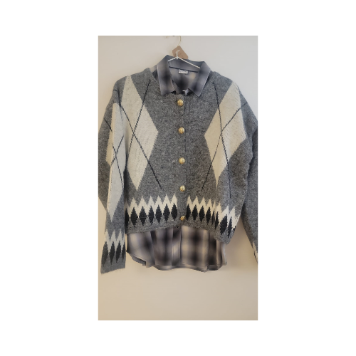 Tenue chic avec pantalon large, chemise Levi's pull à losanges