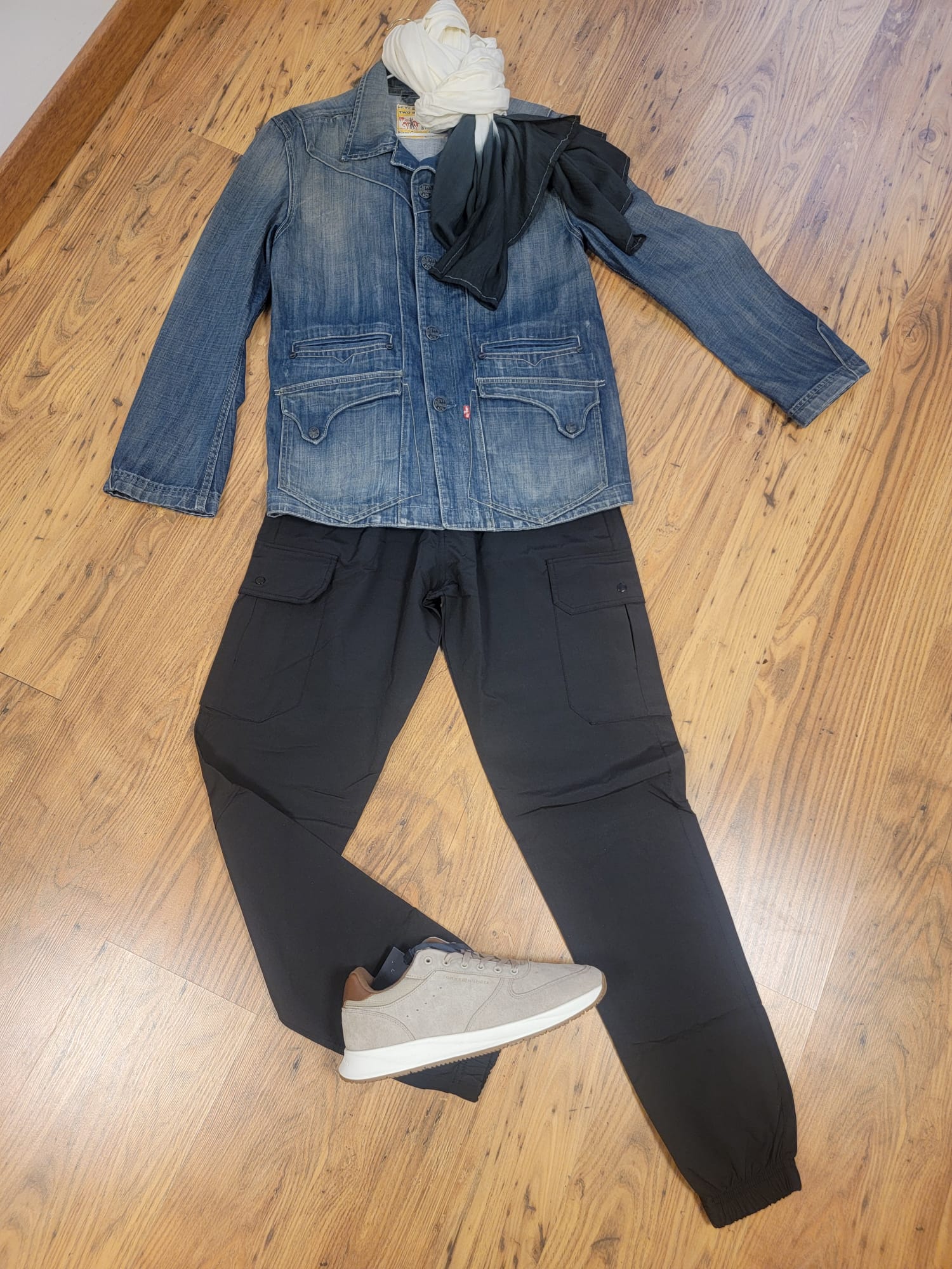 Veste en jean Levi's avec un pantalon cargo pour homme