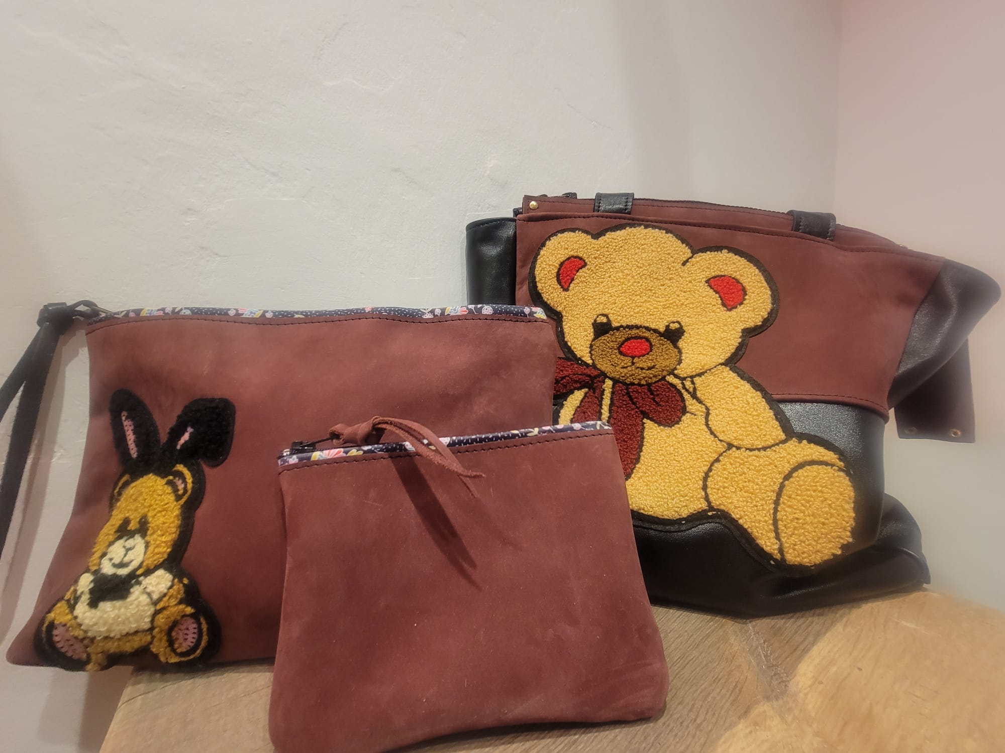 Sac à main en cuir avec motif ourson création unique.