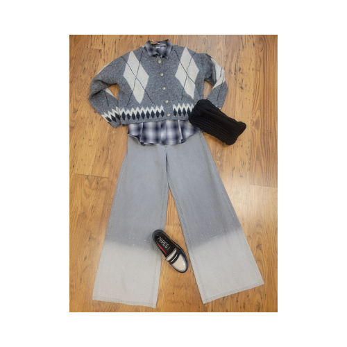 Tenue chic avec pantalon large, chemise Levi's pull à losanges