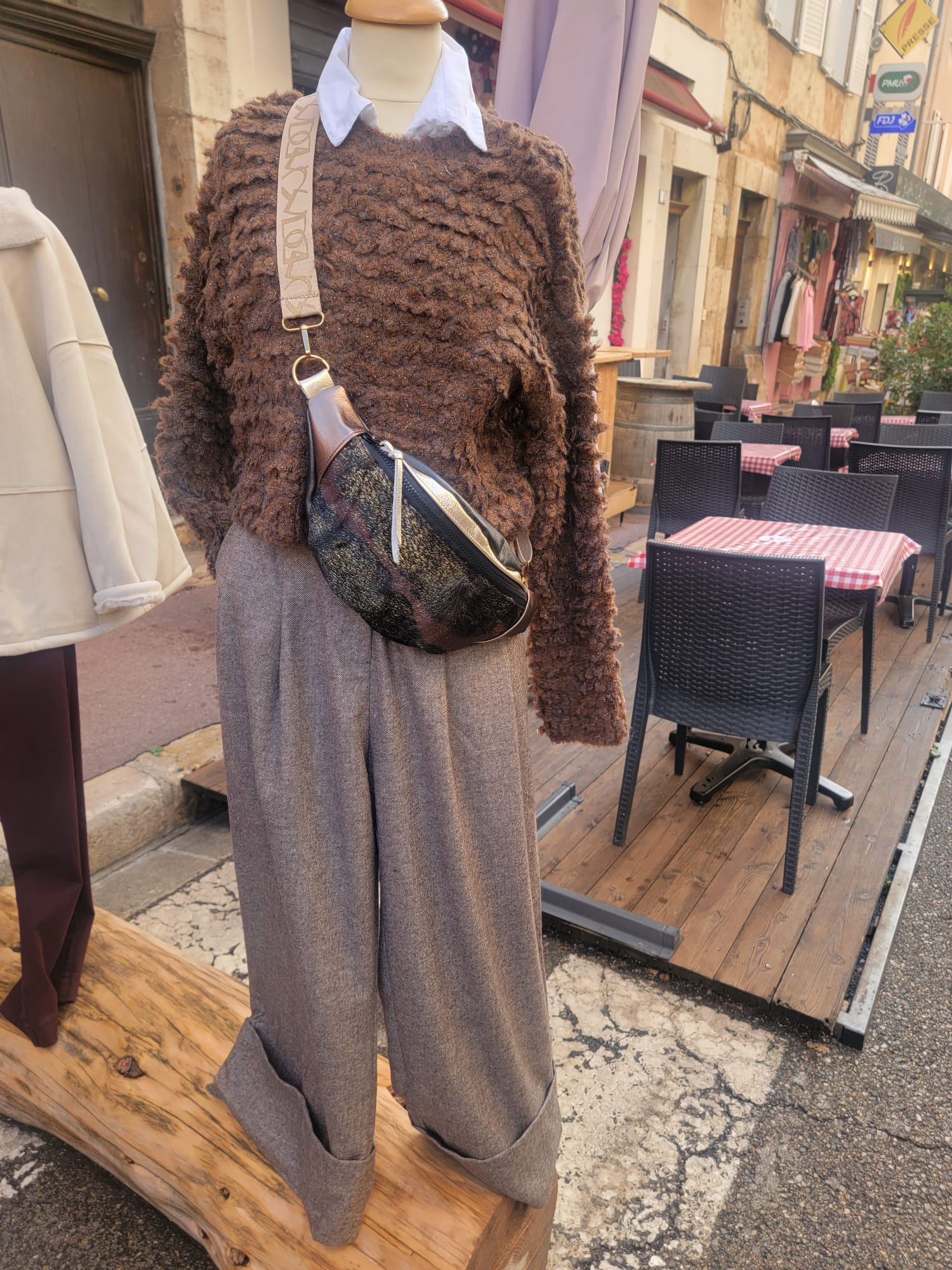 Style urbain chic avec pantalon large et sac banane