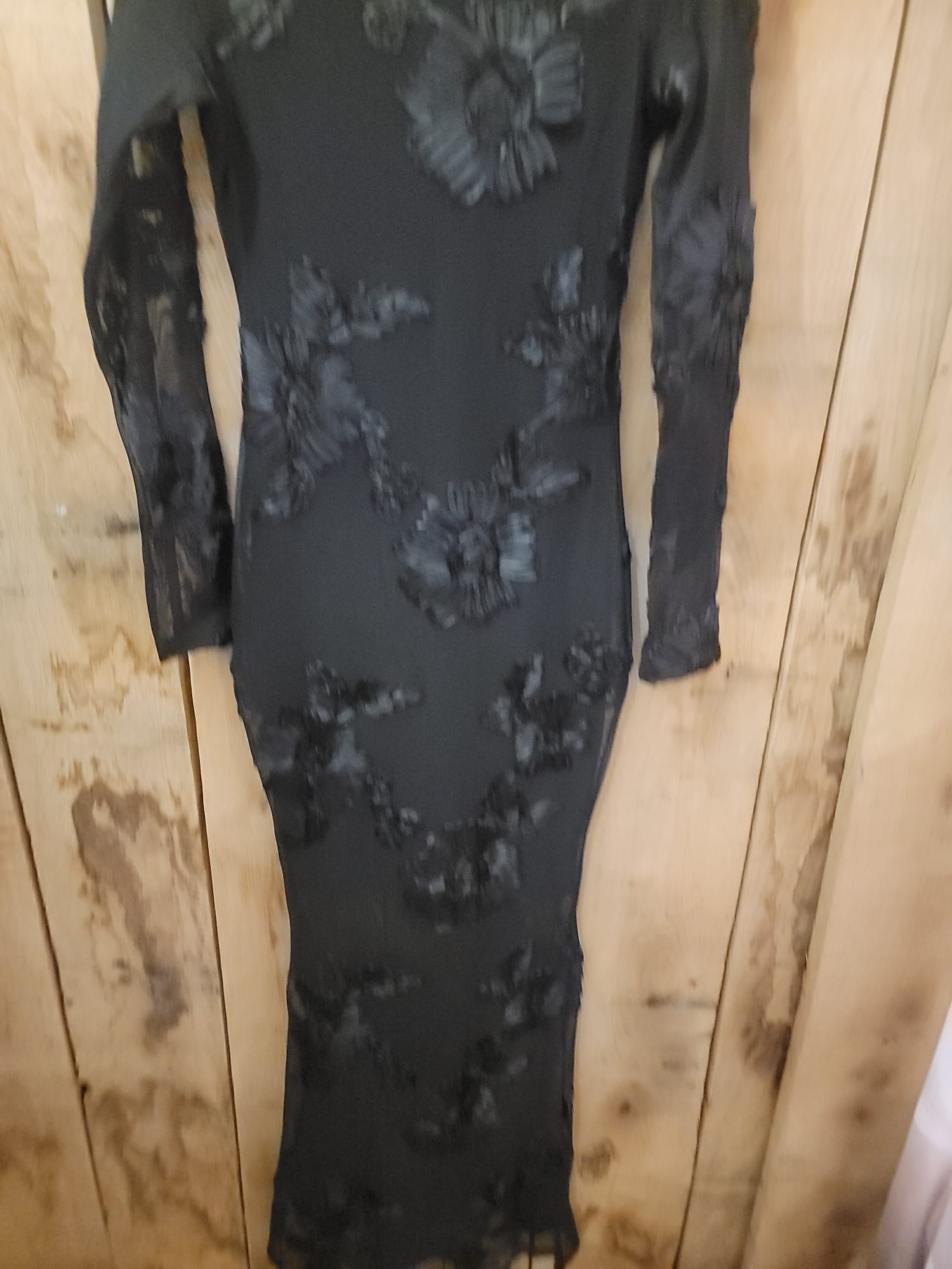 Robe longue noire à manches longues