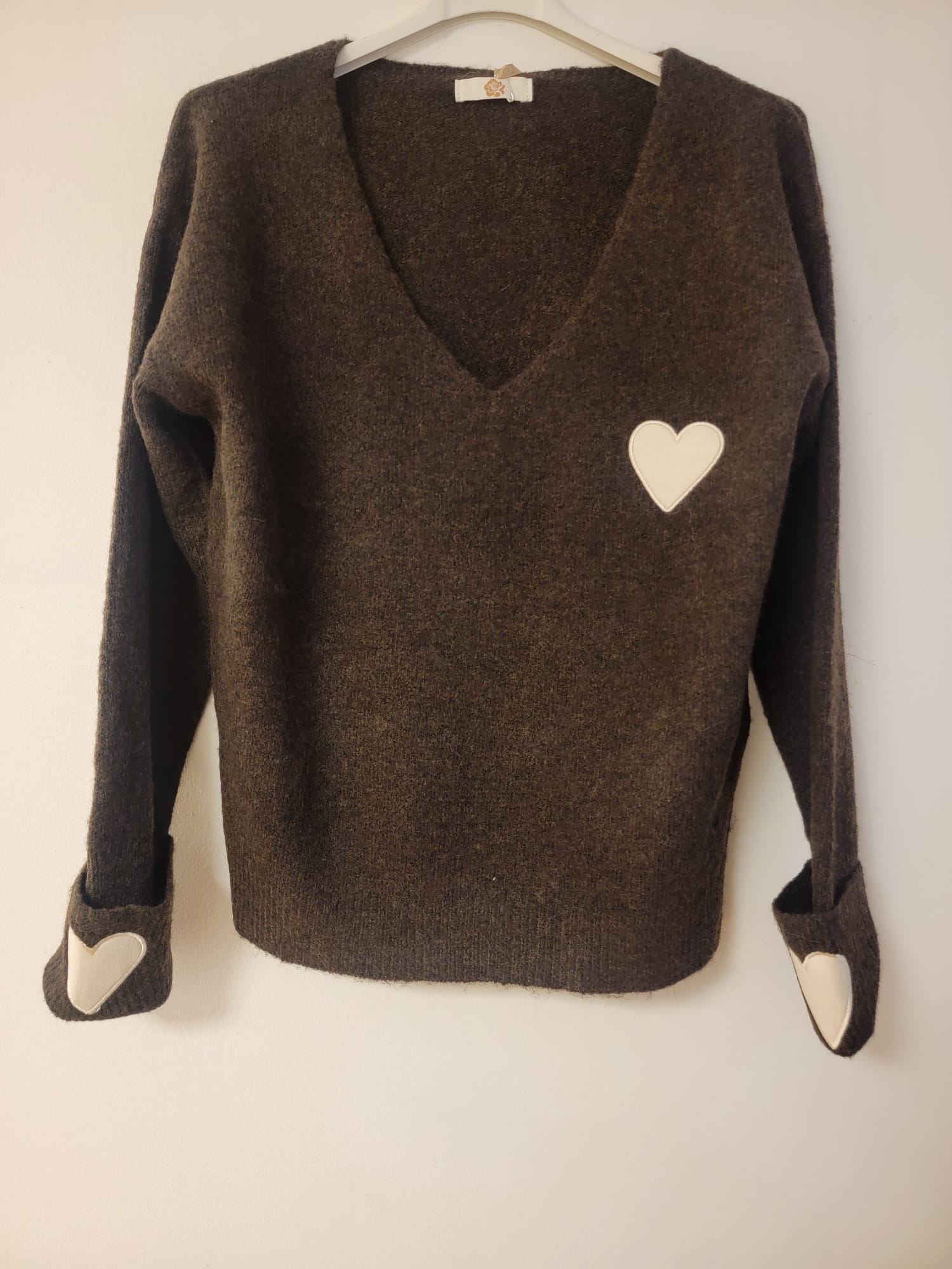 Pull marron avec motifs de cœur