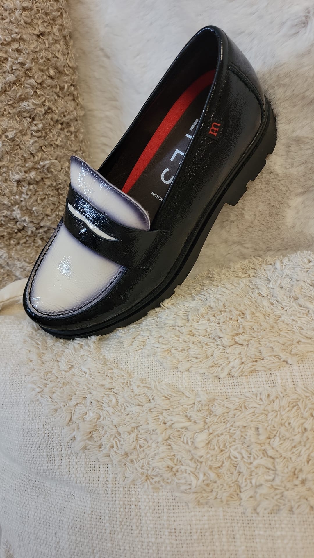 Mocassin en cuir noir et blanc