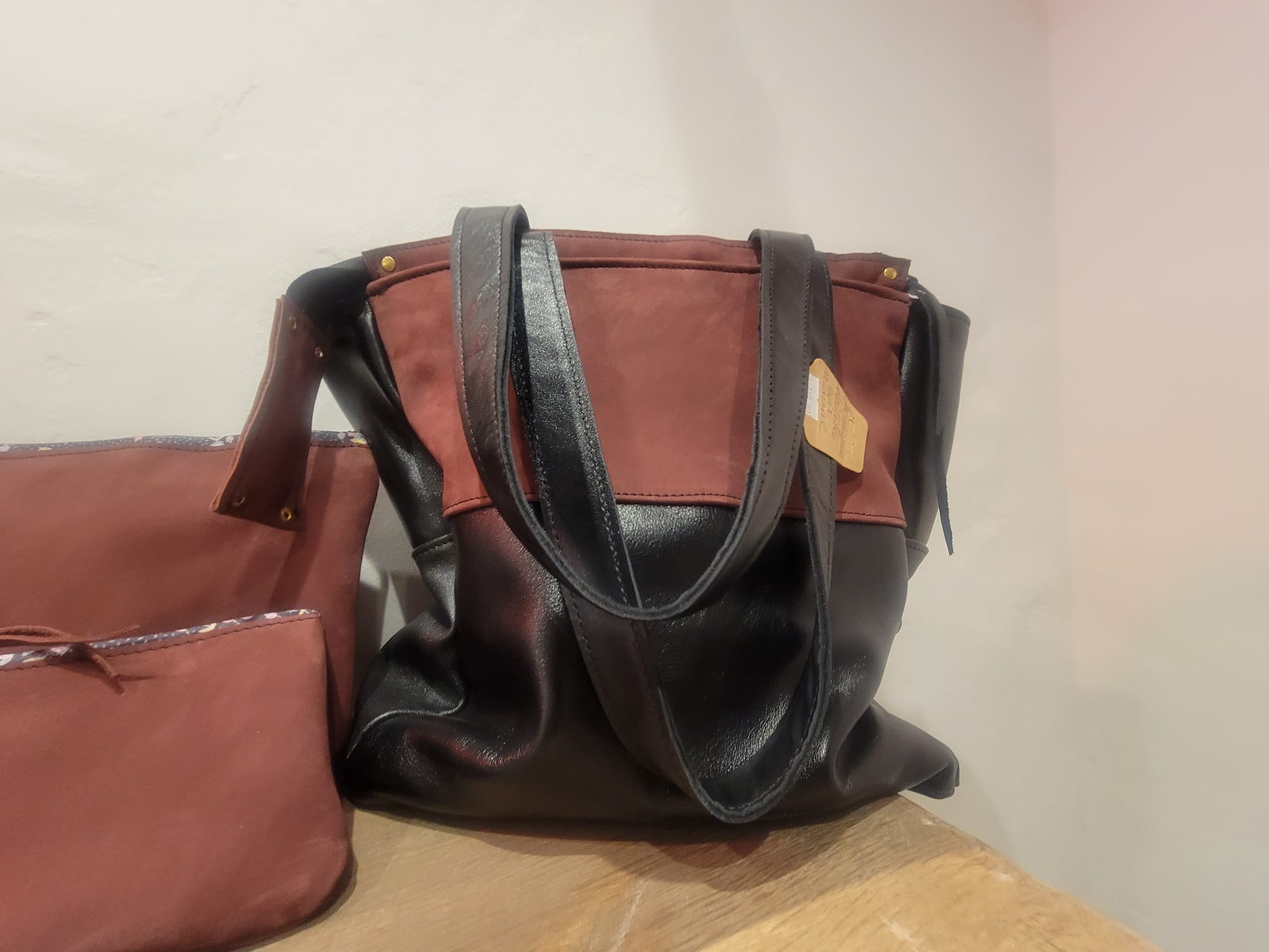 Sac à main en cuir avec motif ourson création unique.