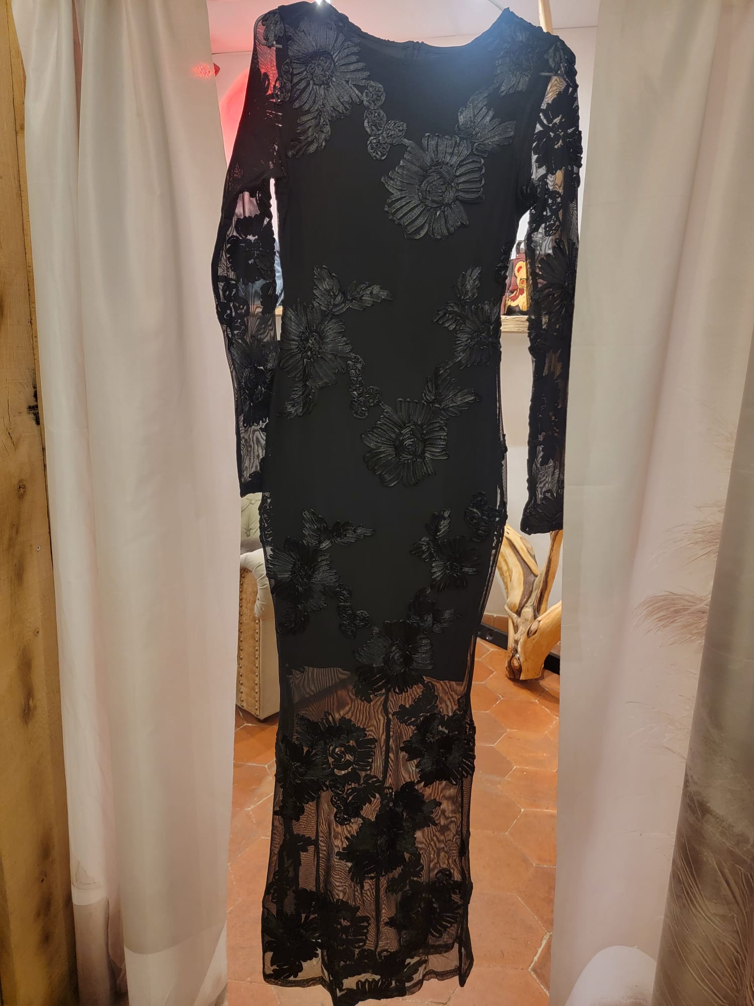 Robe longue noire à manches longues