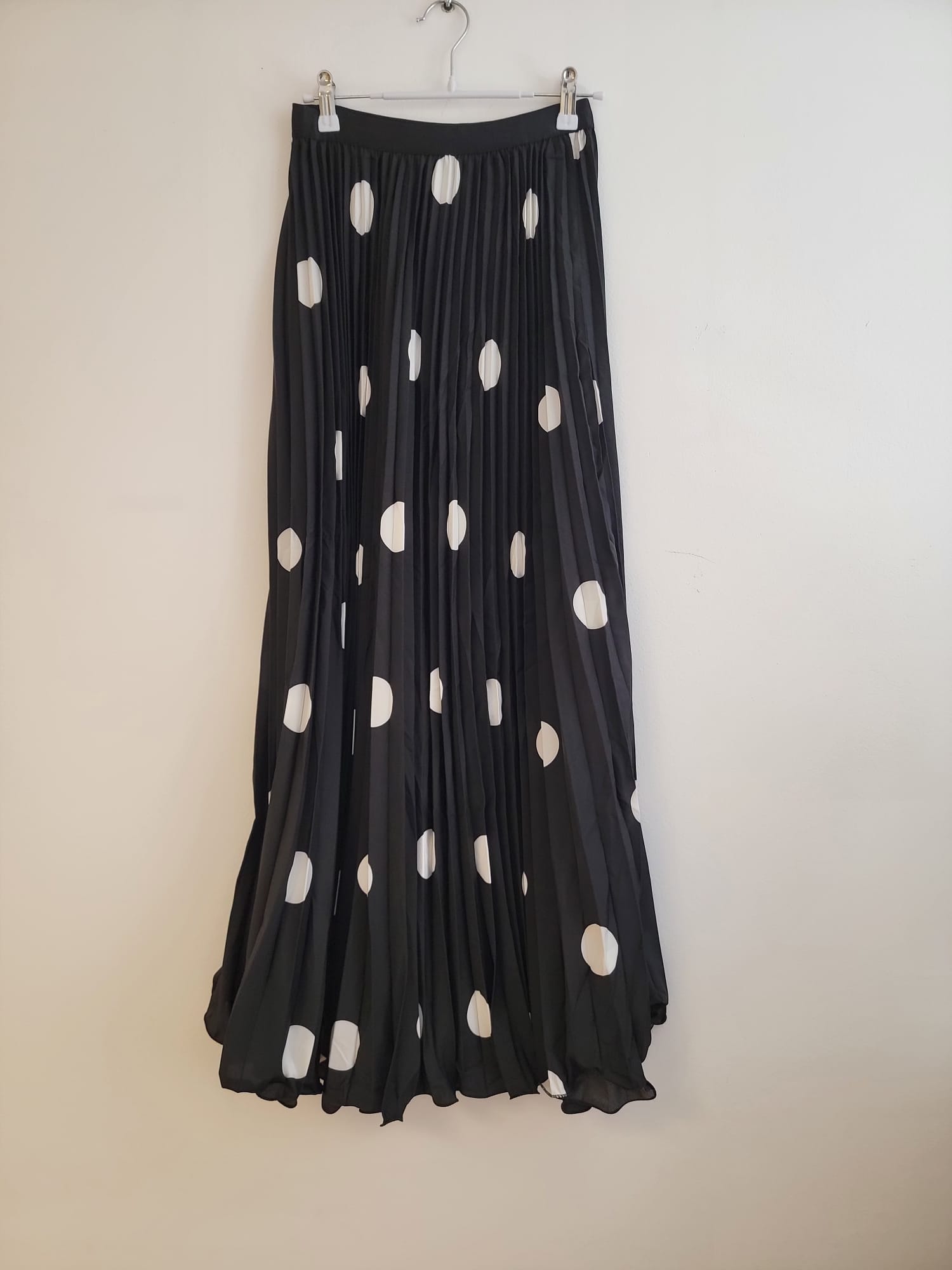 Jupe longue noire à pois blancs