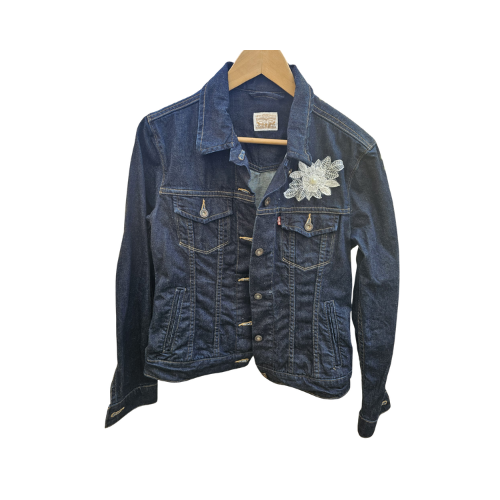 Veste en jean Levi's et robe longue à carreaux