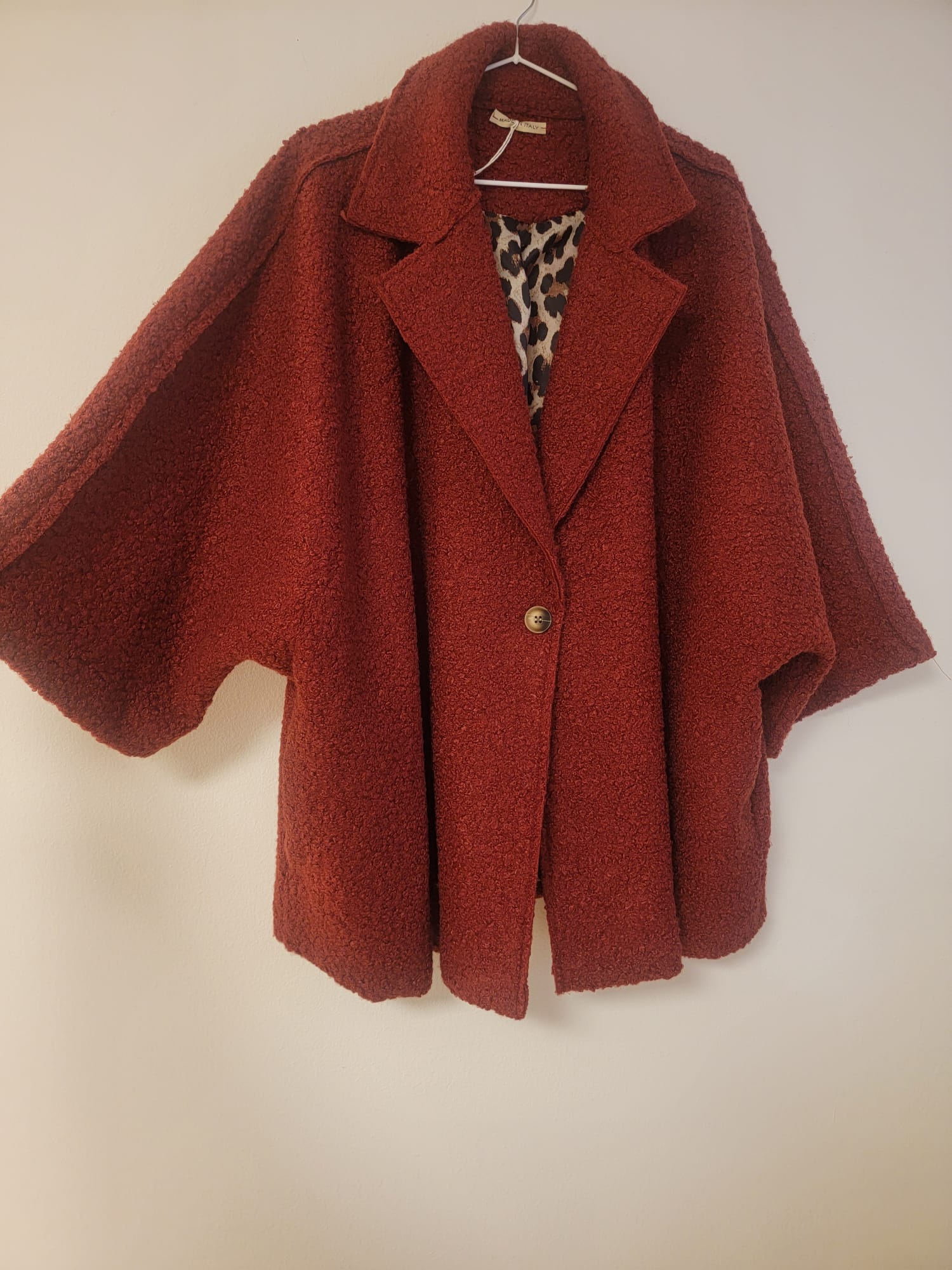 Veste cape court en laine bouclée