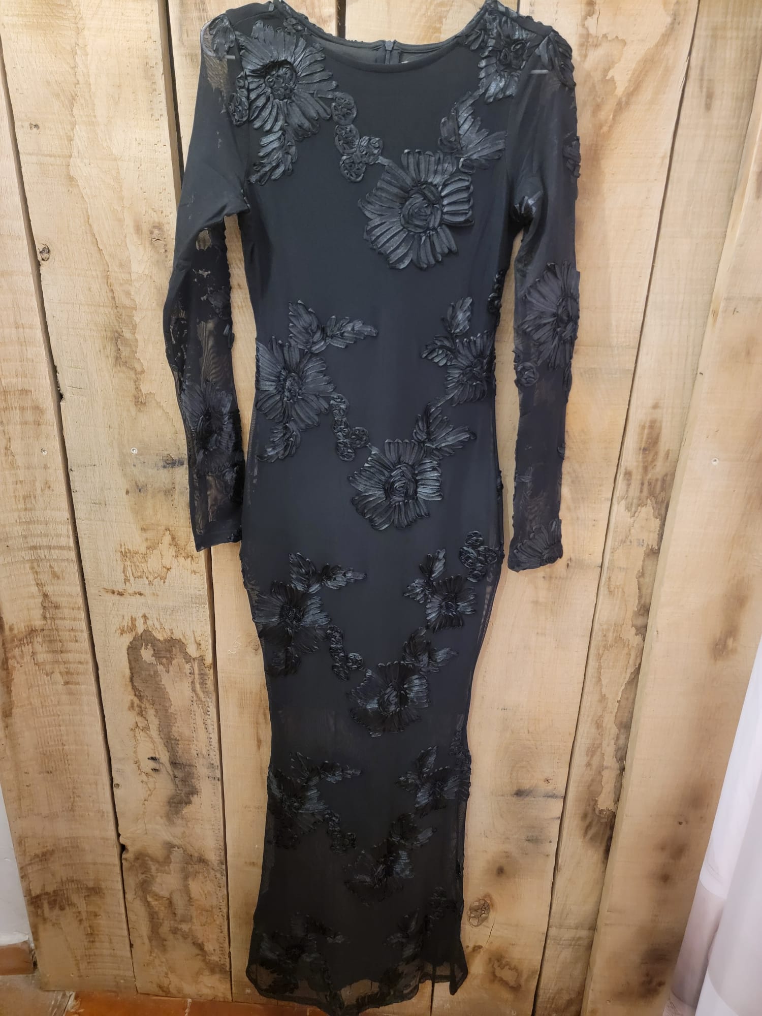 Robe longue noire à manches longues