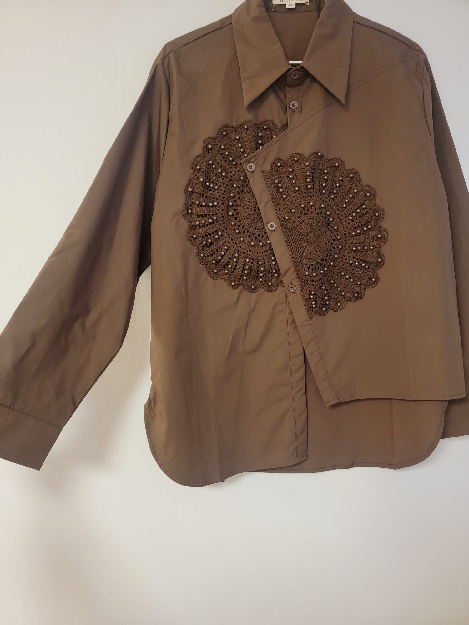 Chemise marron à broderies