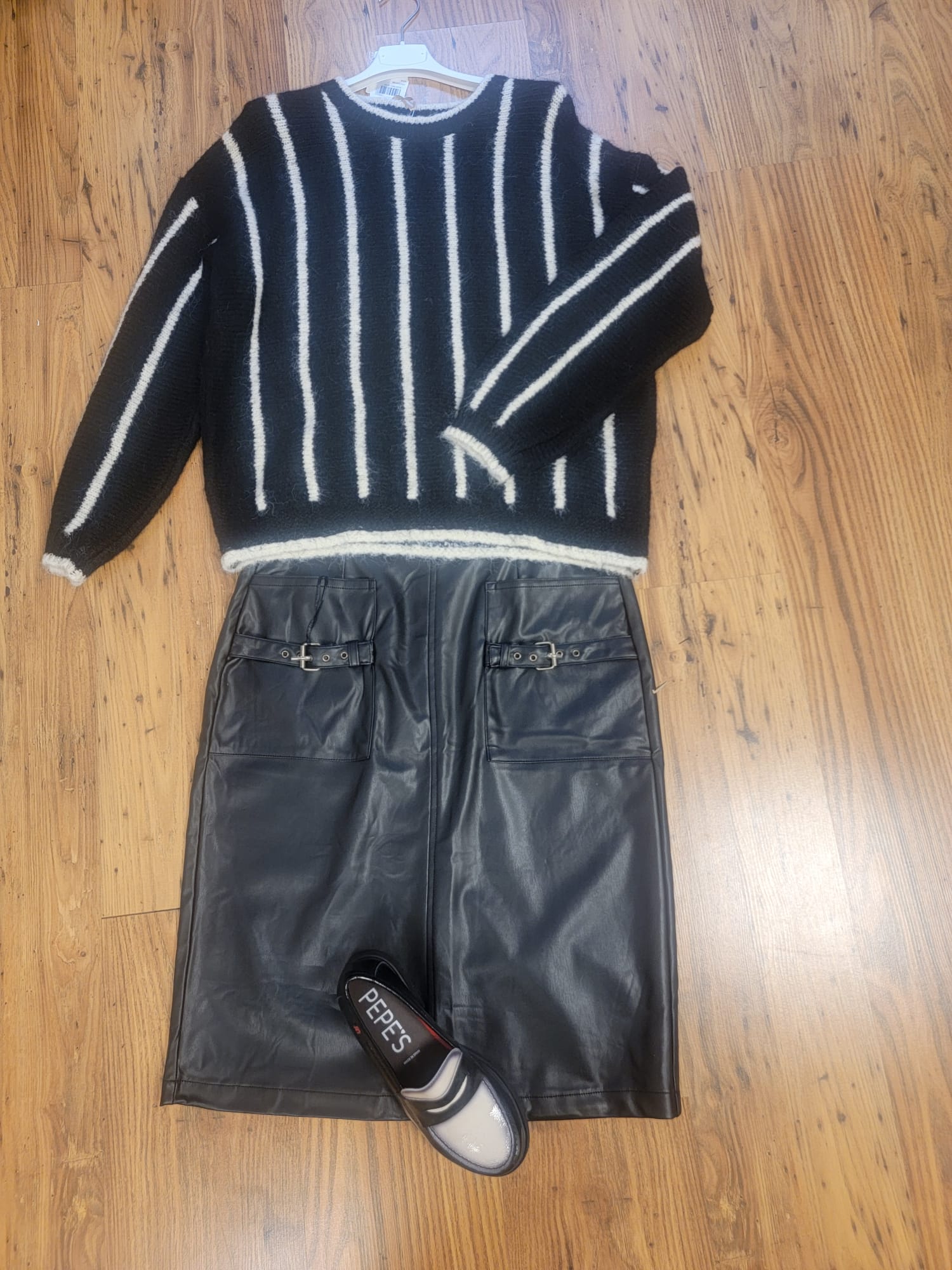 Ensemble jupe en cuir et pull à rayures