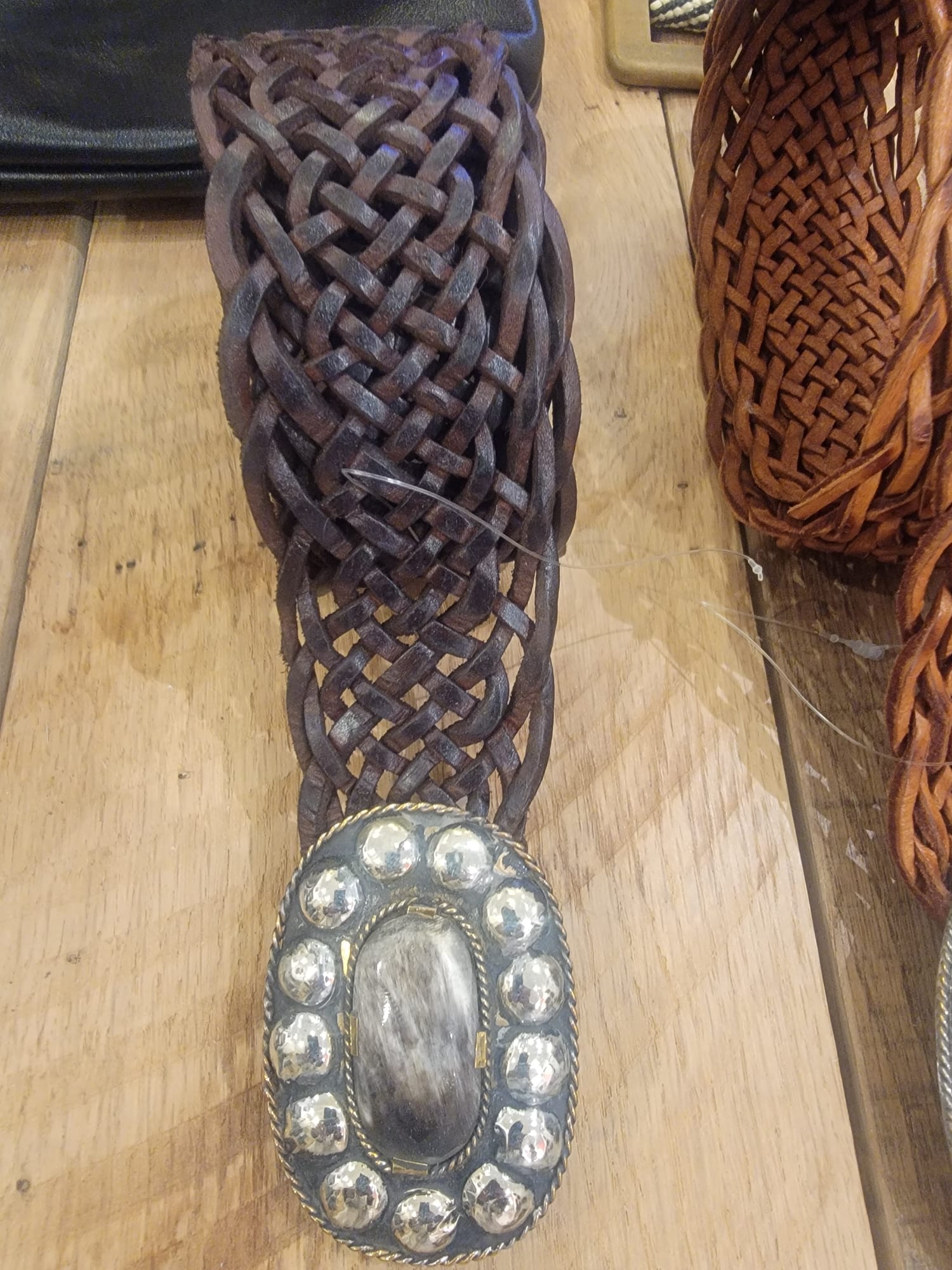 Ceinture en cuir tressé avec boucle décorative