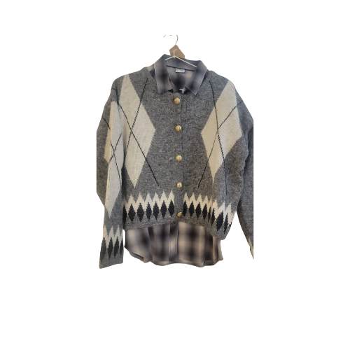 Tenue chic avec pantalon large, chemise Levi's pull à losanges