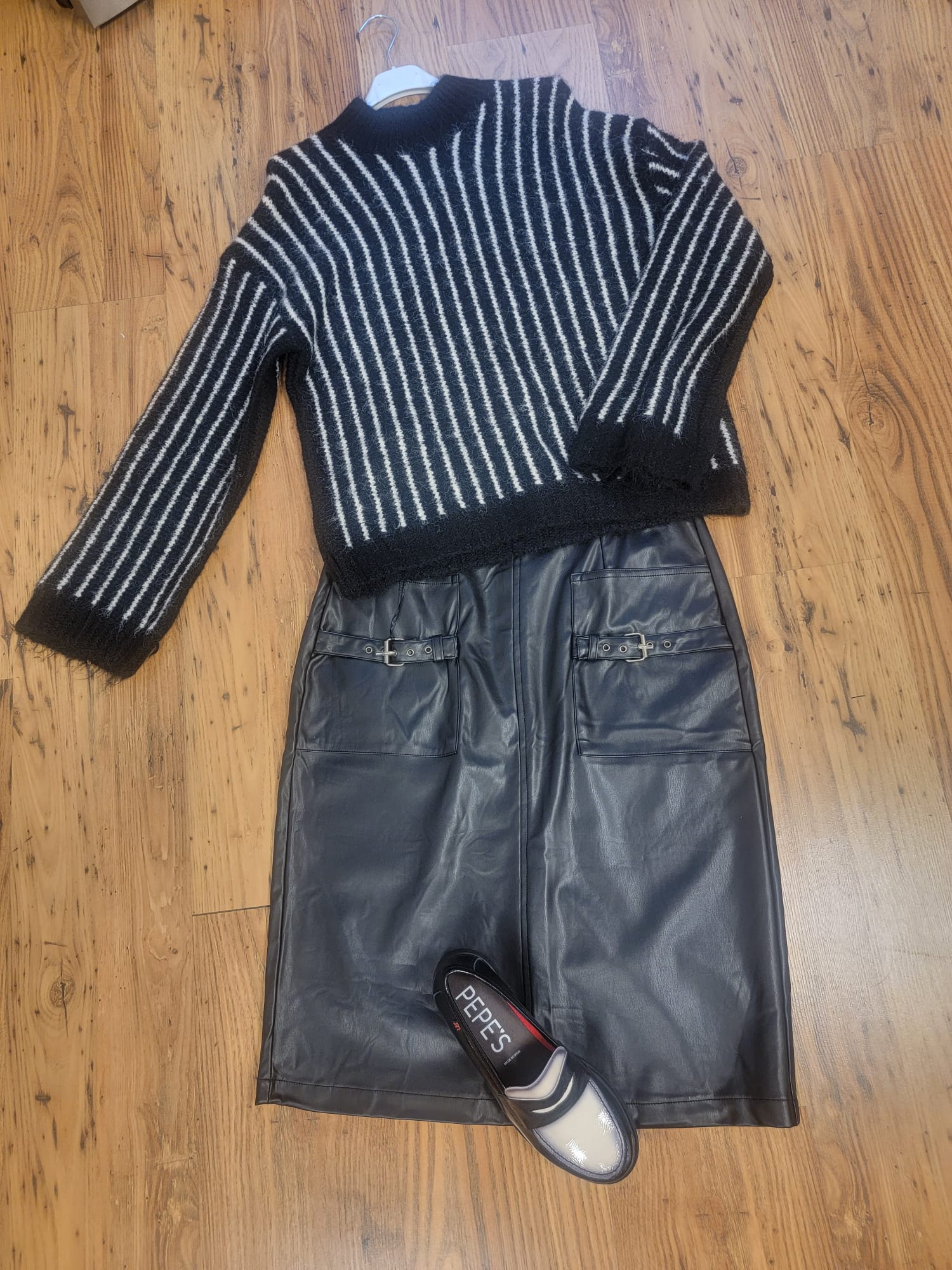 Ensemble jupe en cuir et pull à rayures