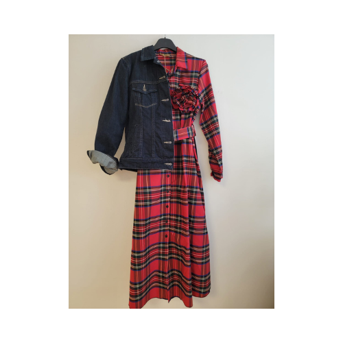 Veste en jean Levi's et robe longue à carreaux