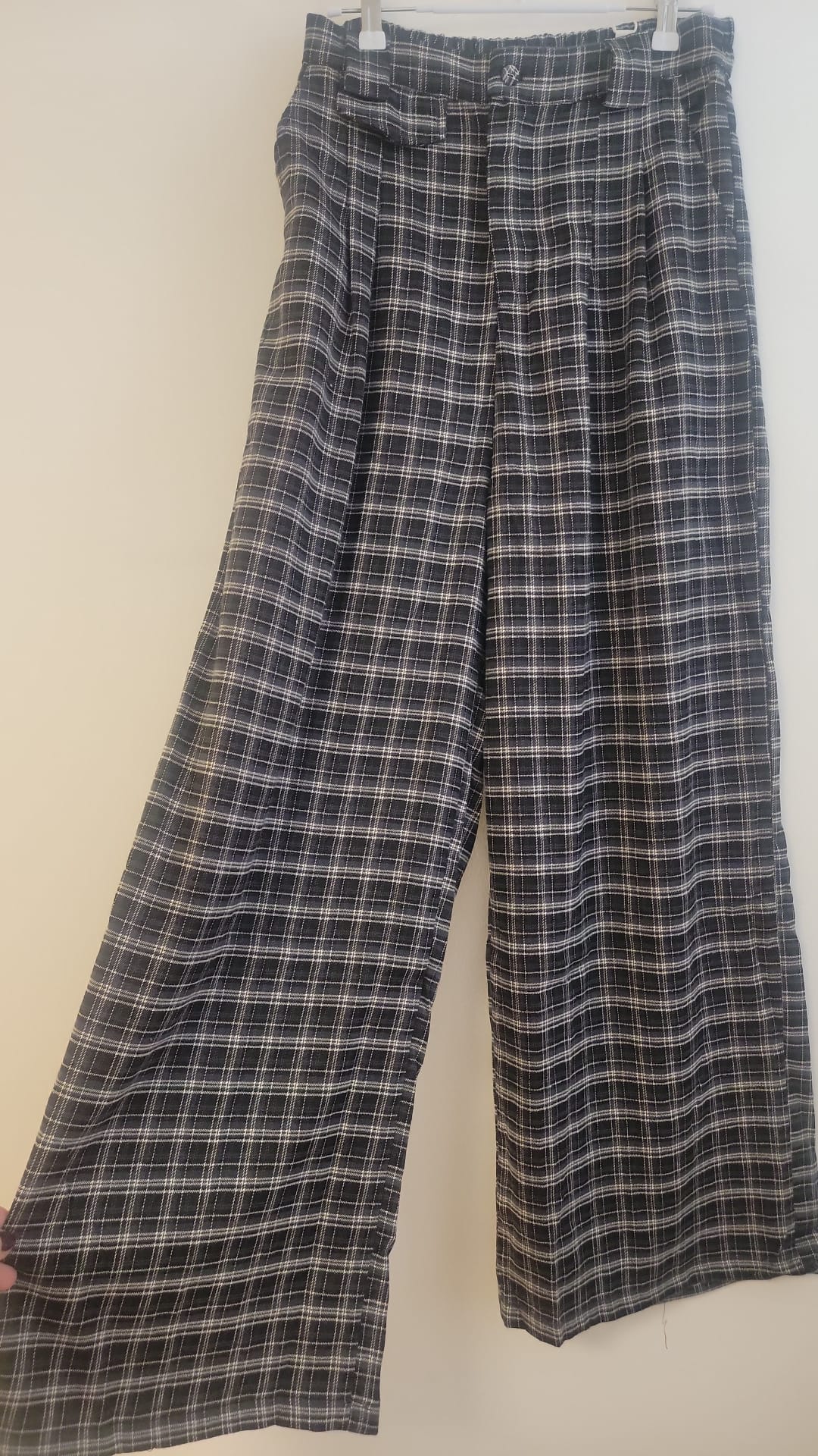 Style urbain chic avec pantalon large et sac banane