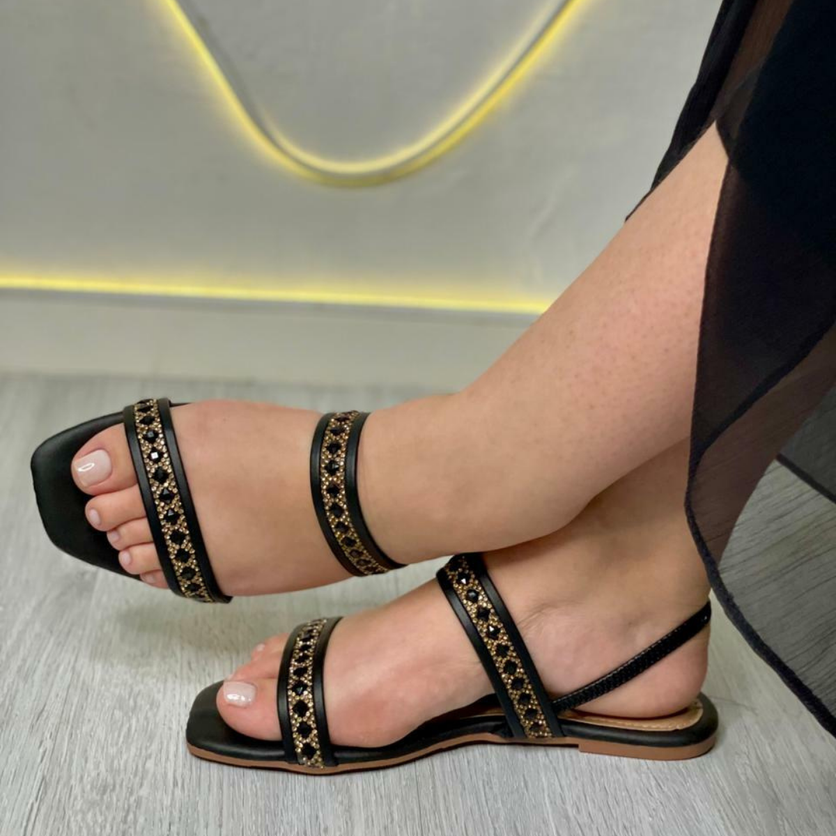 Sandália Rasteira  Pedras Brilhantes 