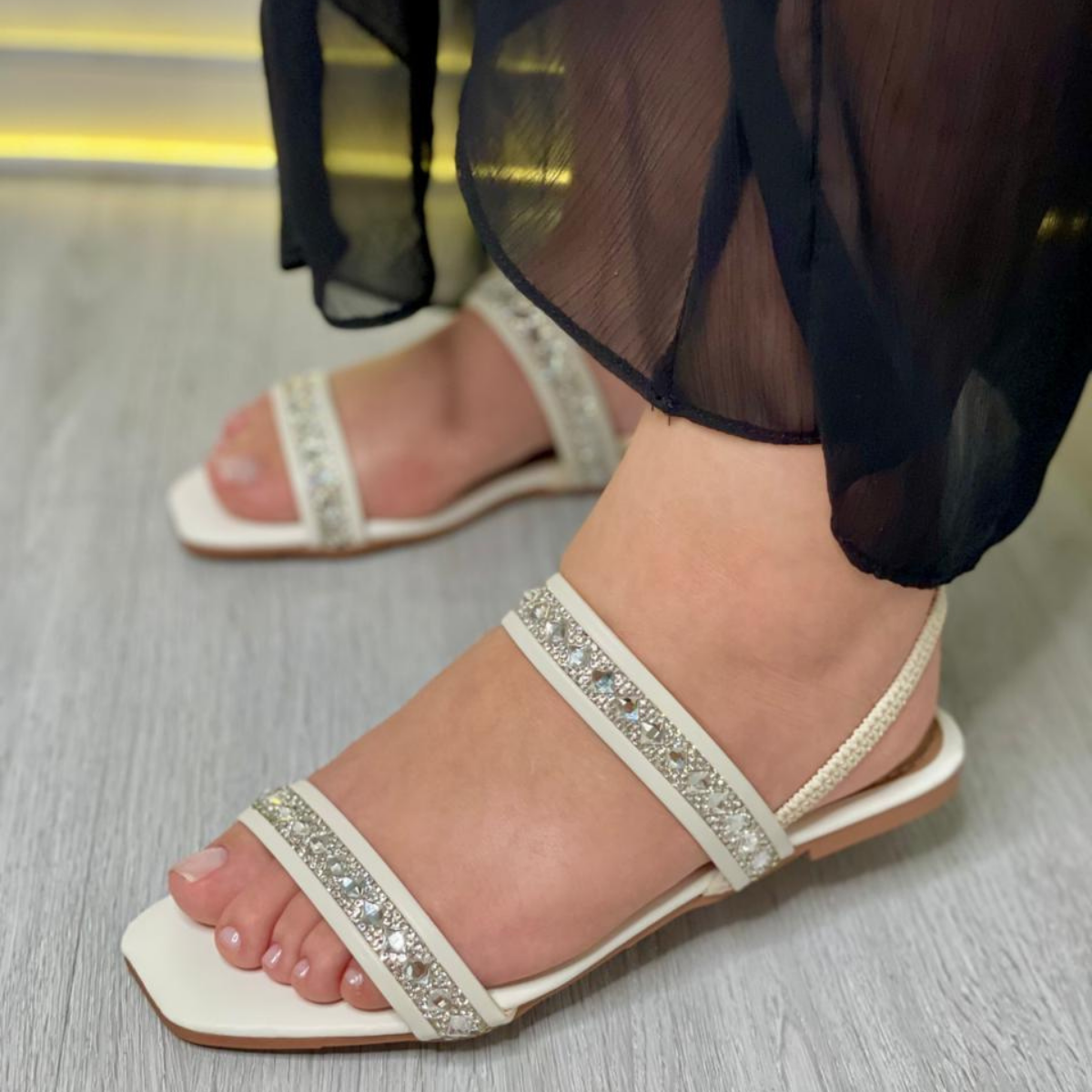 Sandália Rasteira Pedras Brilhantes 
