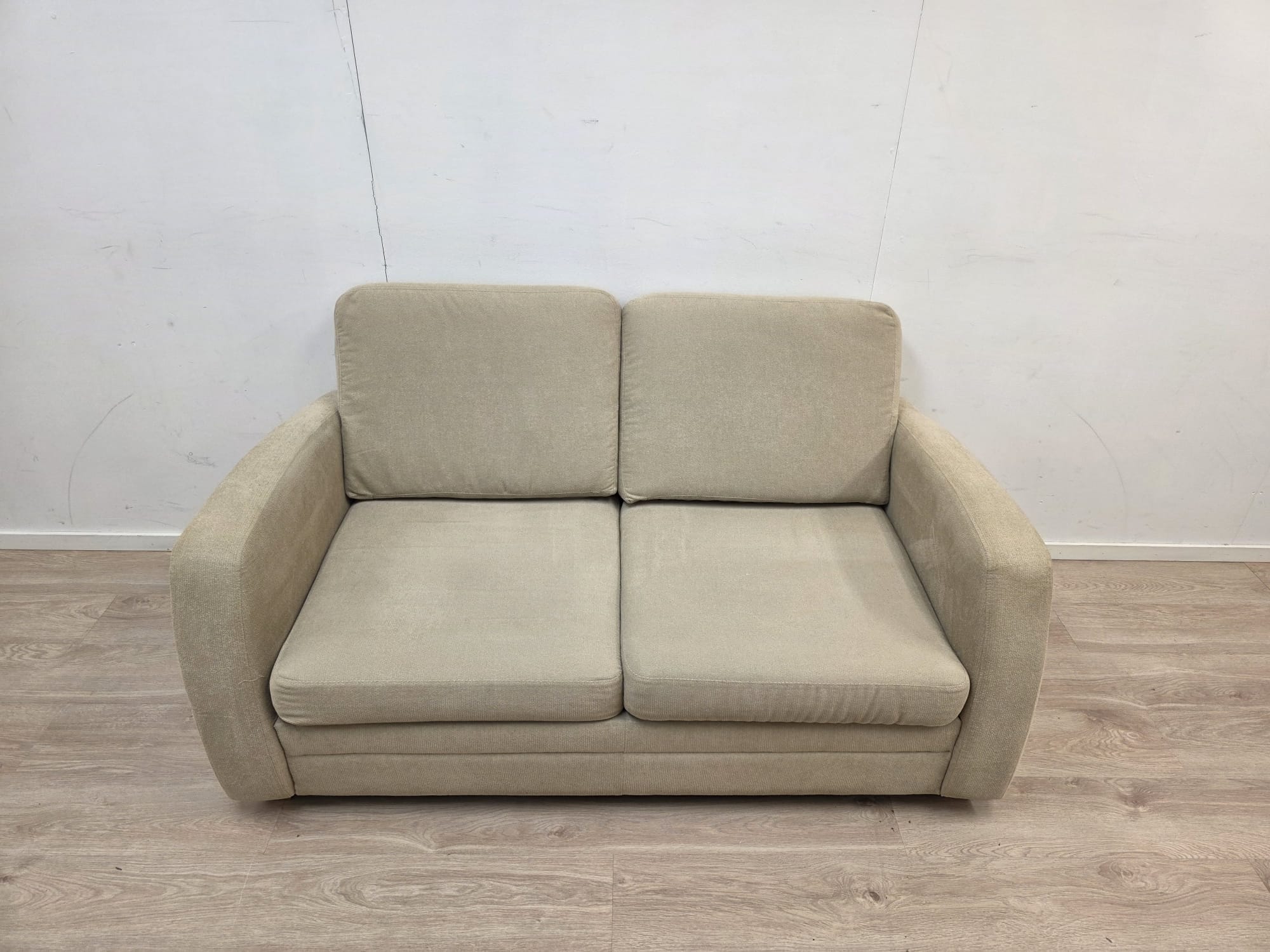 2 Istuttavaa vuodesohva