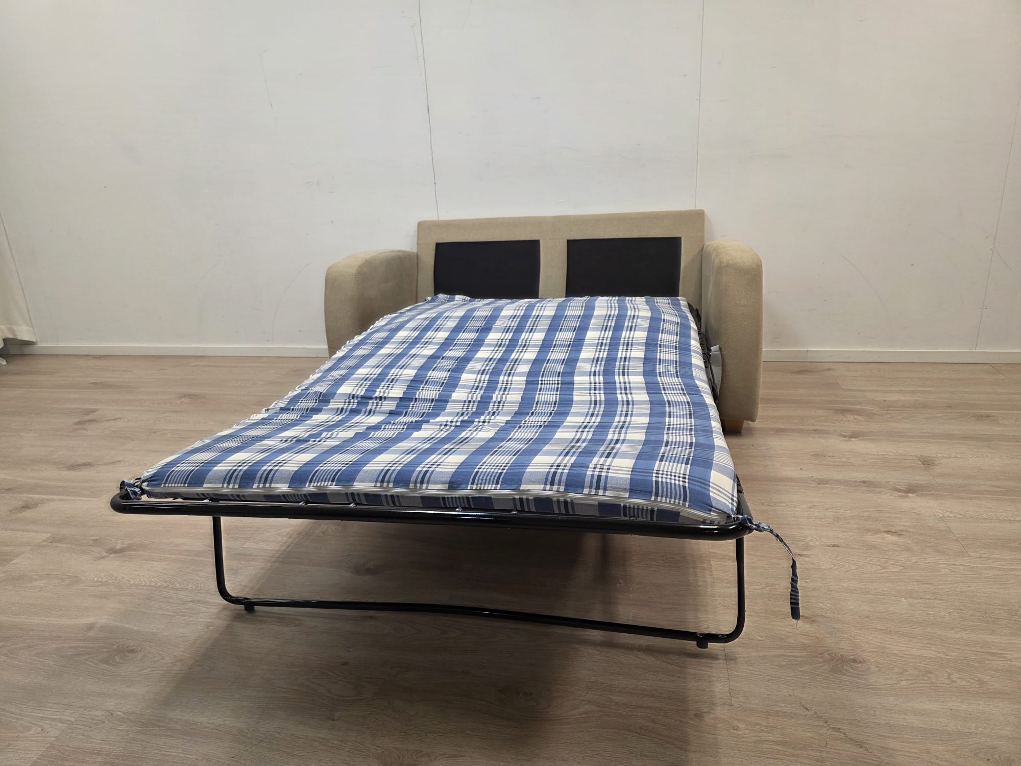 2 Istuttavaa vuodesohva