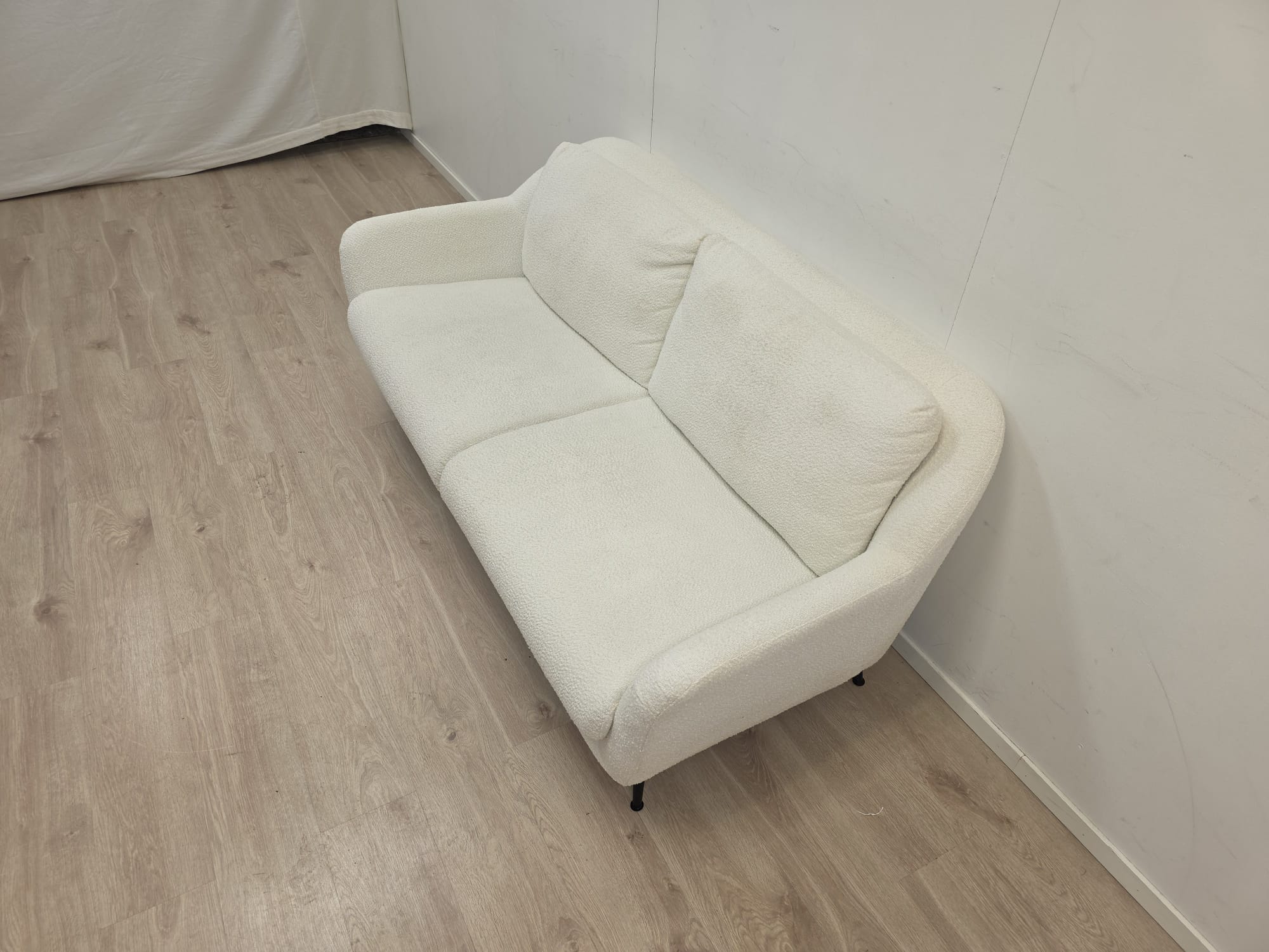 Tyylikäs 2-3 istuttavaa sohva 