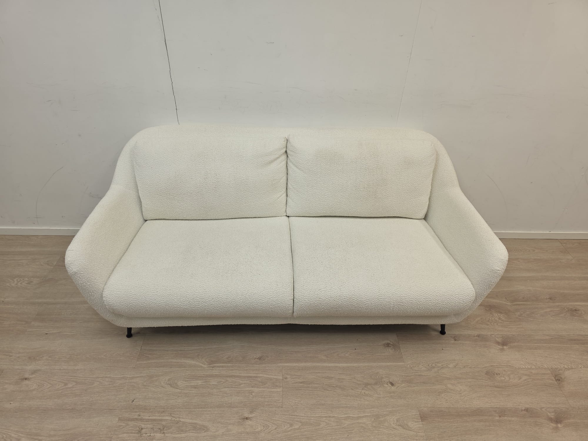 Tyylikäs 2-3 istuttavaa sohva 