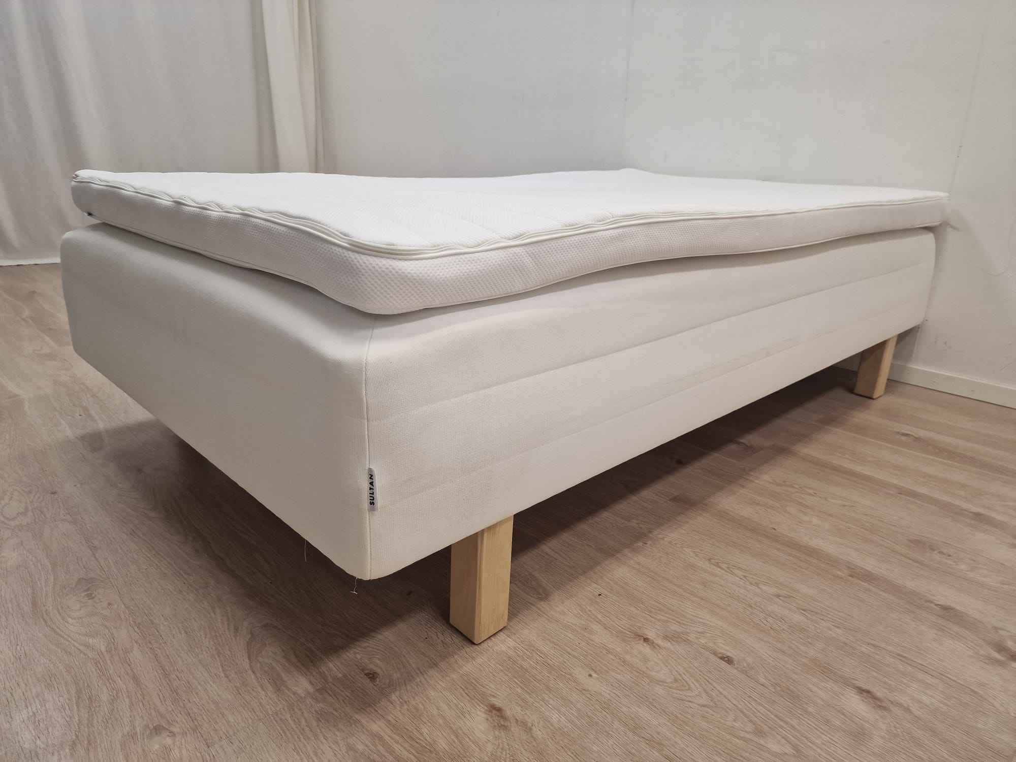 Runkopatjasänky petarilla ja vuodesohva.PORVOO