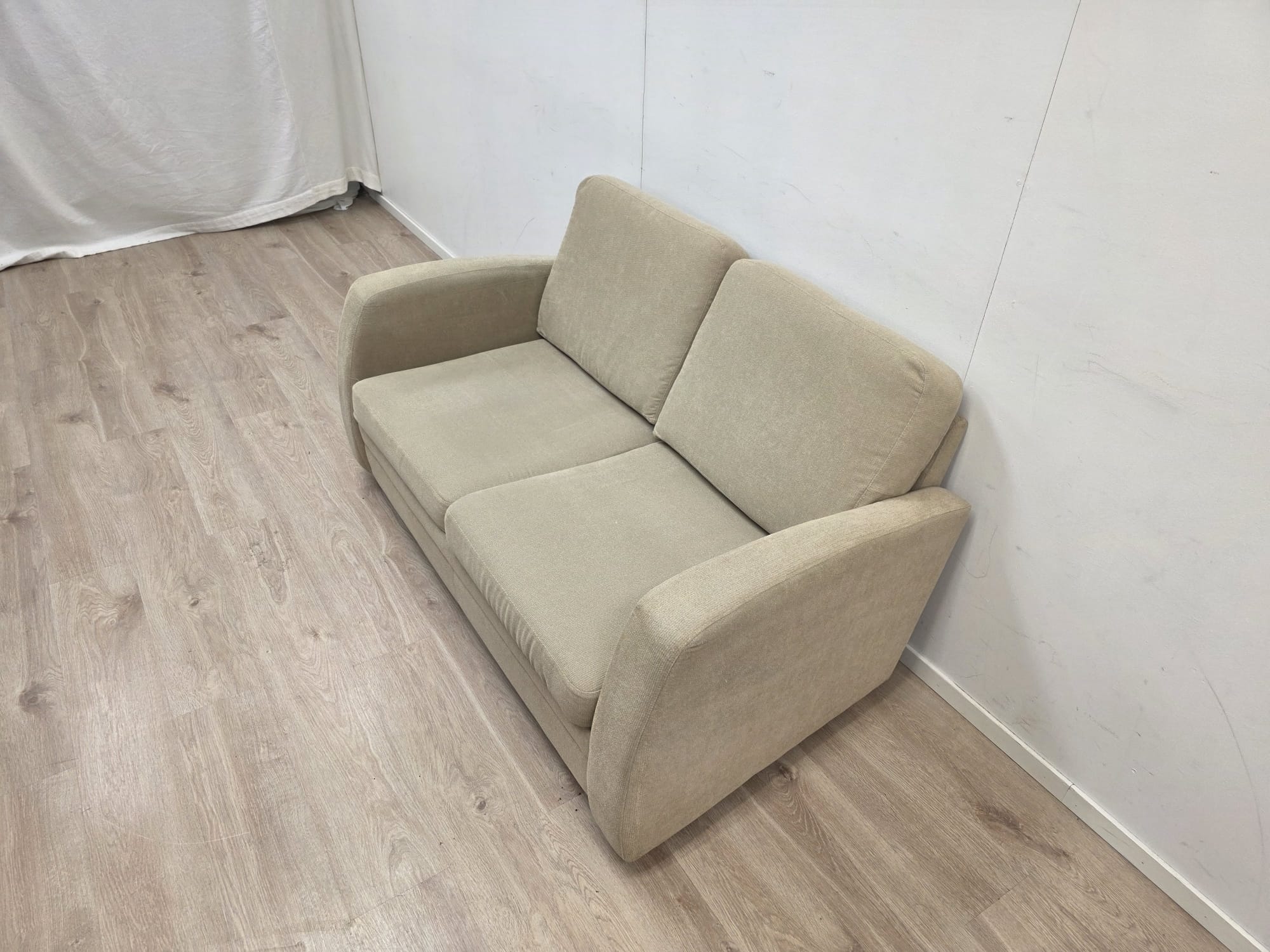 2 Istuttavaa vuodesohva