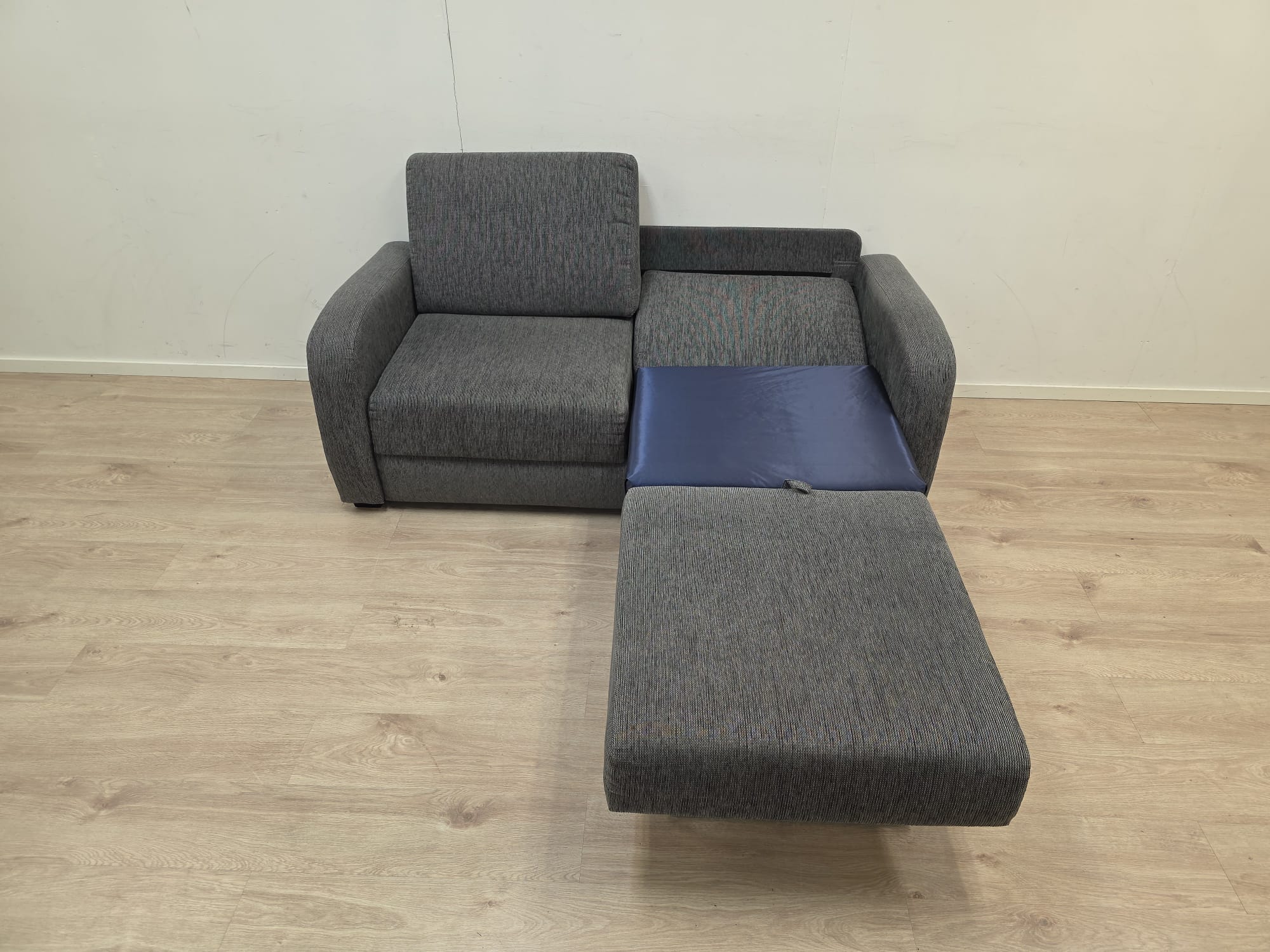 Stemma kahden istuttavaa vuodesohva