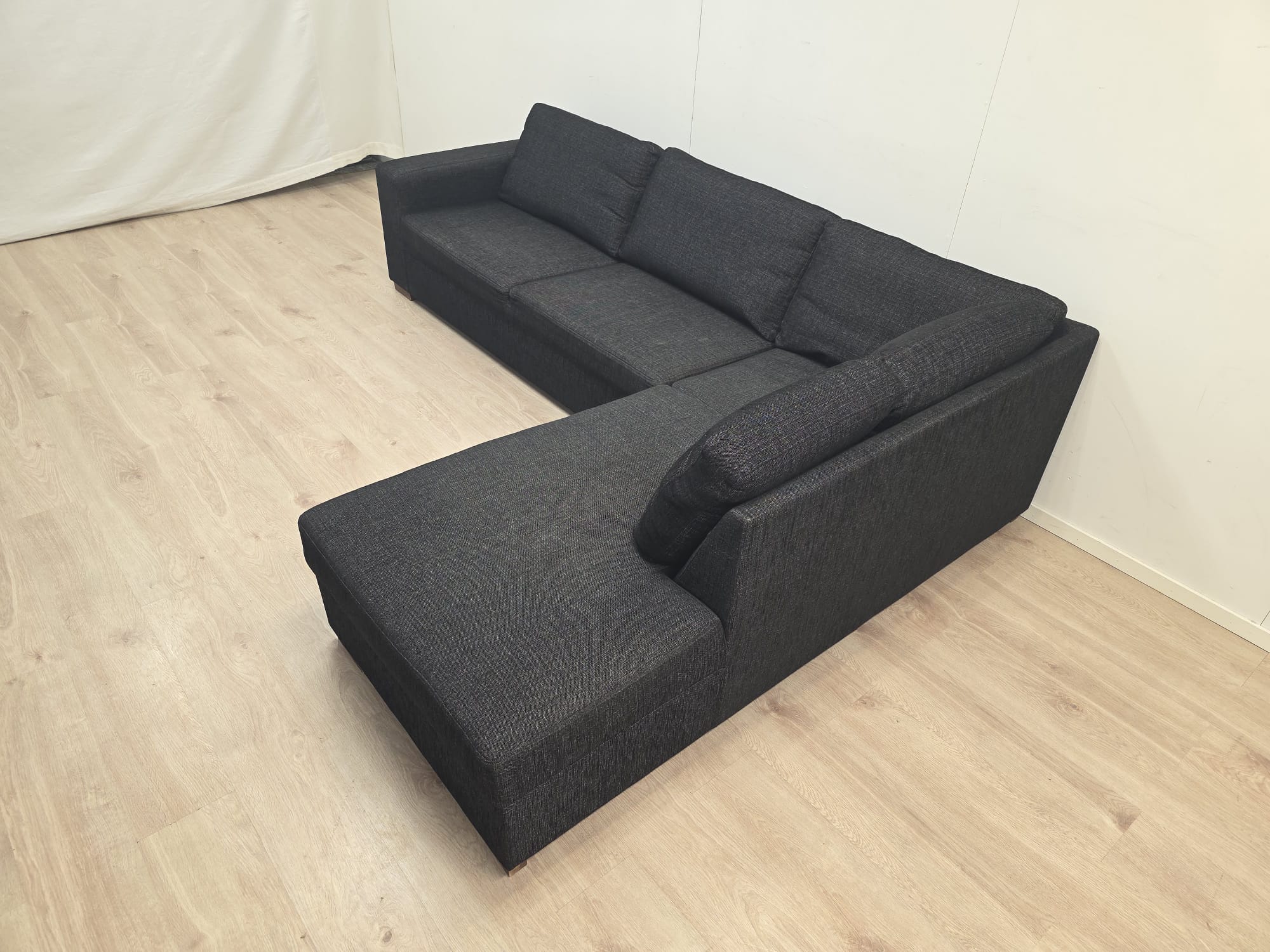 Tummanharmaa avokulmasohva