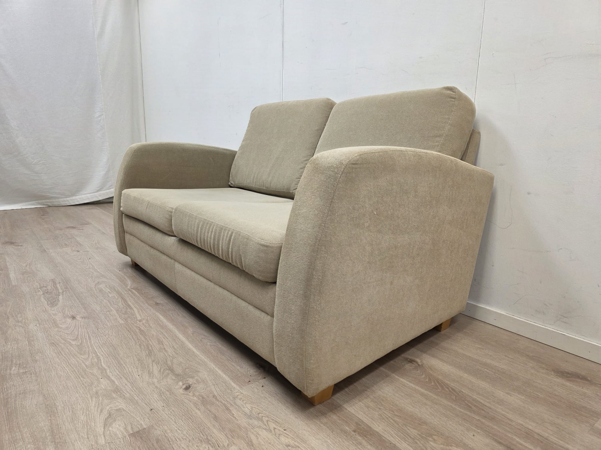 2 Istuttavaa vuodesohva