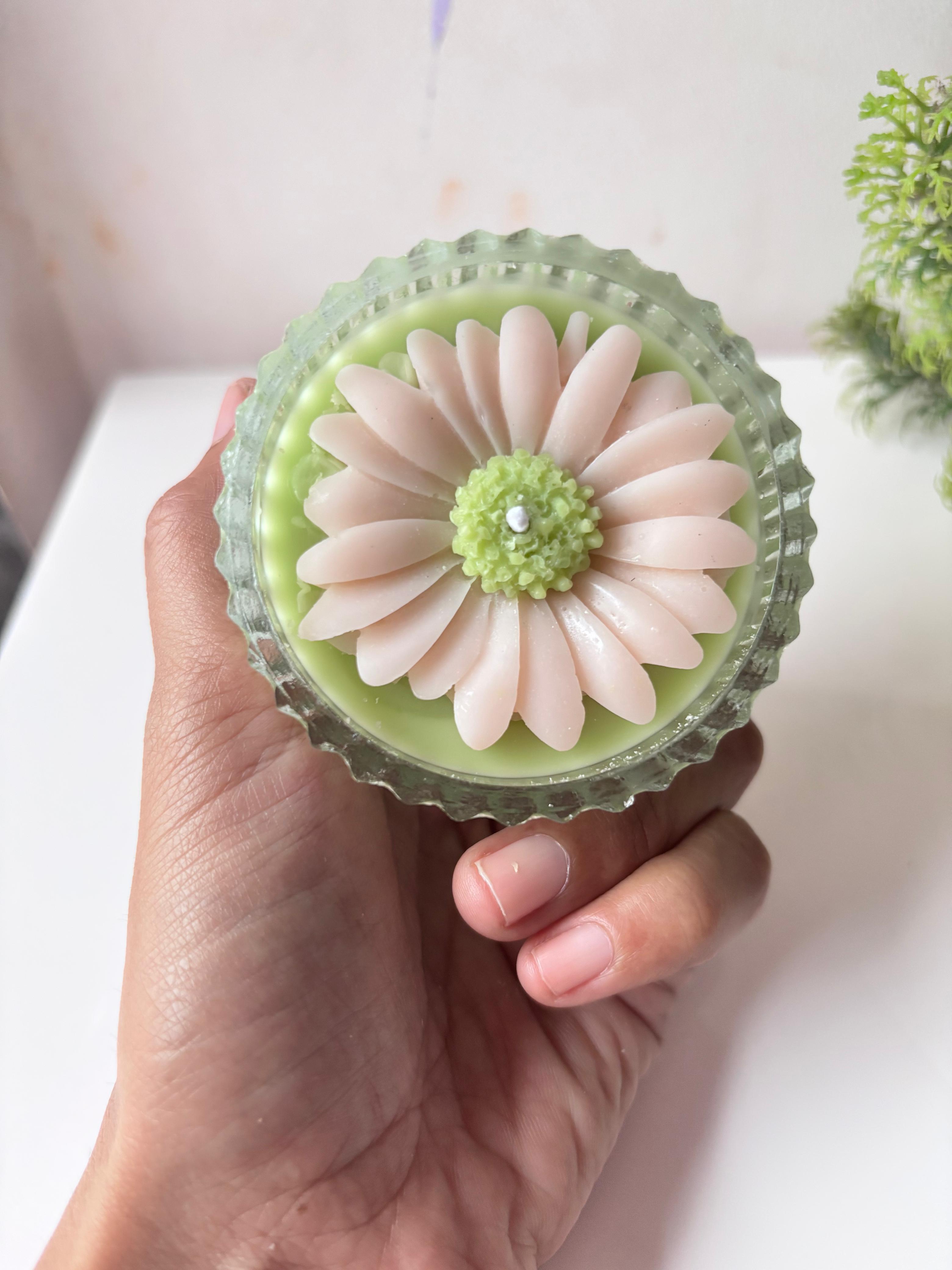 Handmade Daisy Flower Soy Wax Candle in Glass Jar – 80g | Long-Lasting 8+ Hours Burn | Decorative Eco-Friendly Candle for Home Décor & Gifting