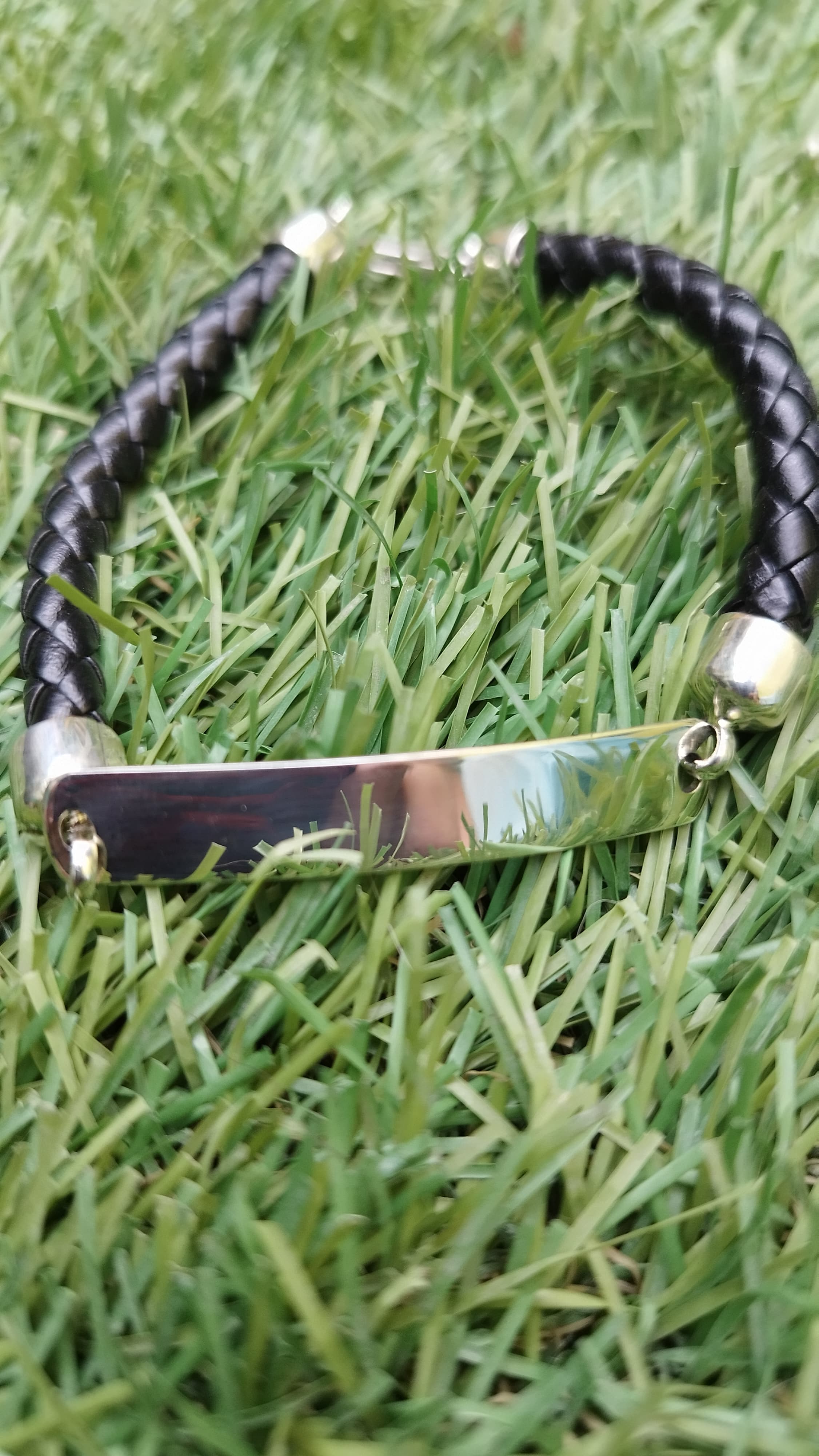 Pulsera de cuero trenzado con placa de PLATA