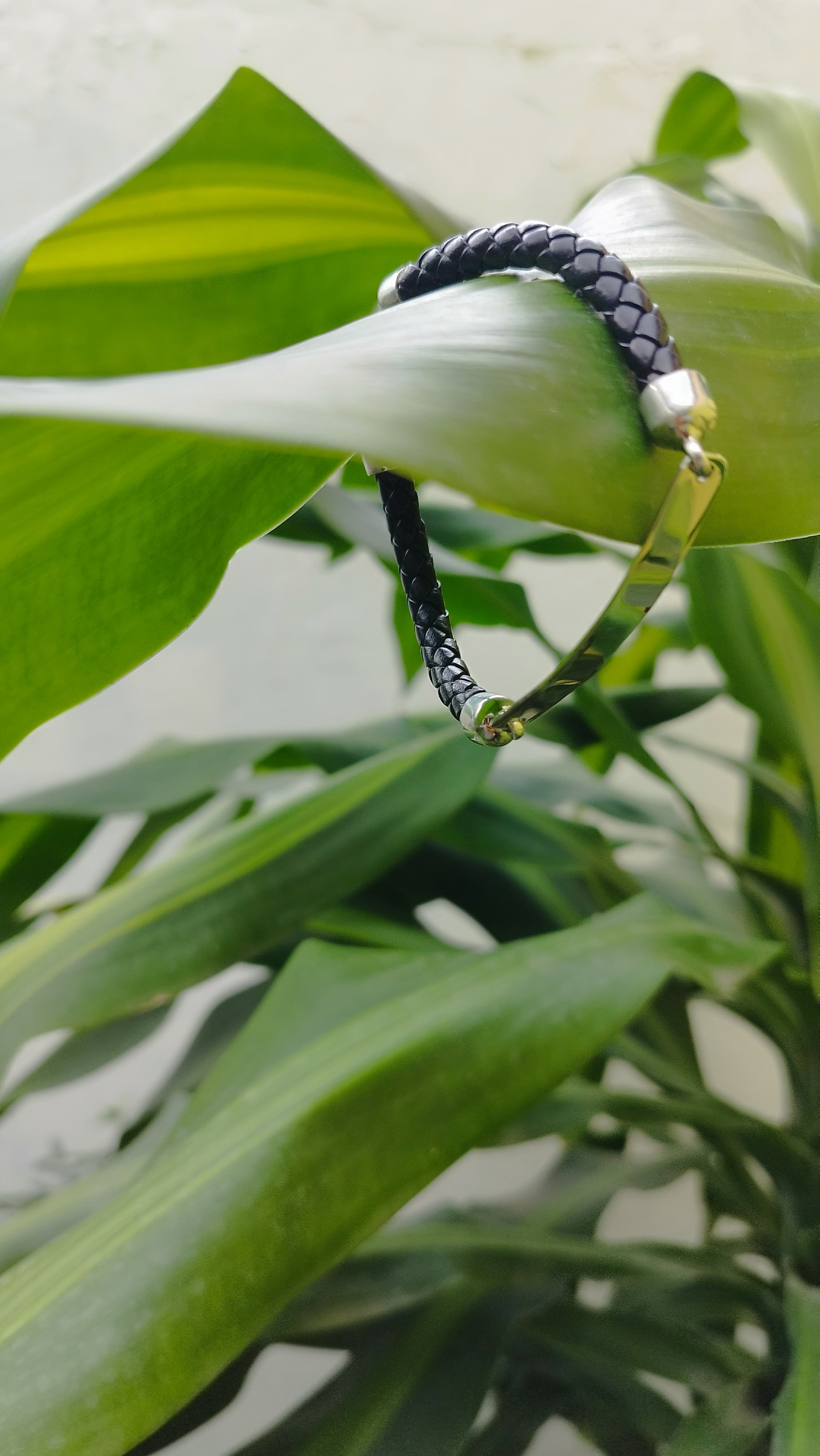 Pulsera de cuero trenzado con placa de PLATA