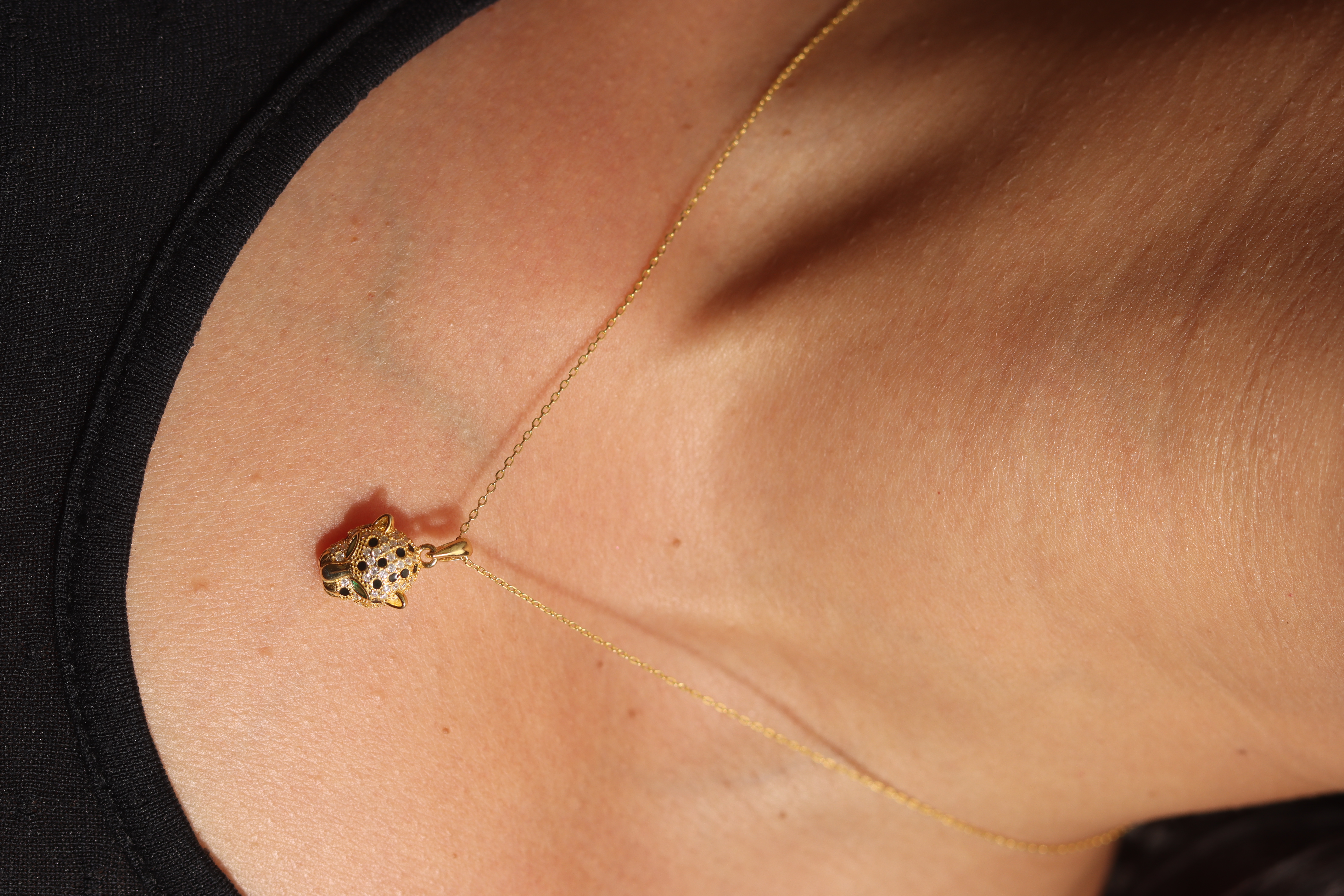 Colar Dourado com Pingente de Onça Cravejado