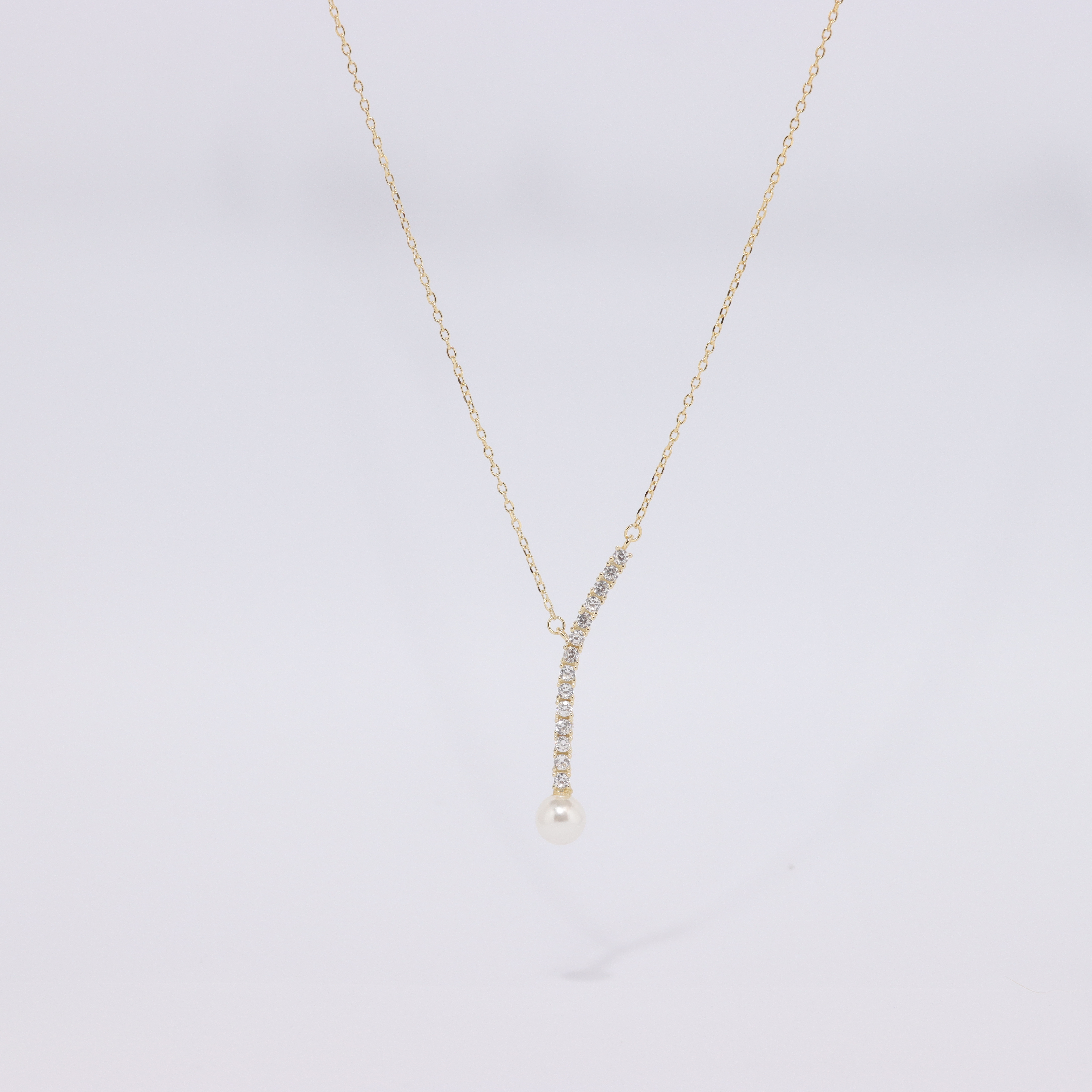 Colar Curvo com Pérola e Zircônias – Prata 925 Banhada a Ouro 18k