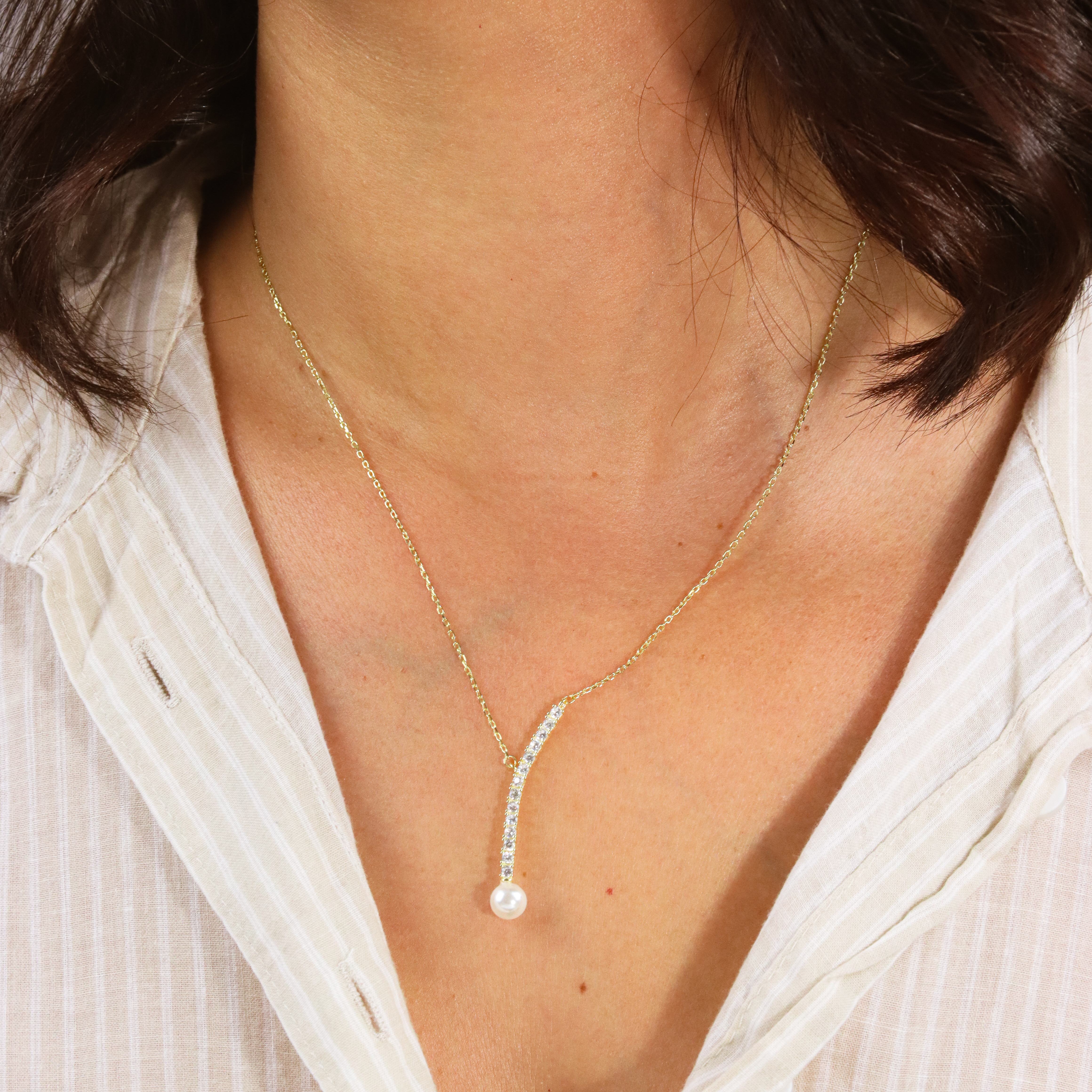 Colar Curvo com Pérola e Zircônias – Prata 925 Banhada a Ouro 18k
