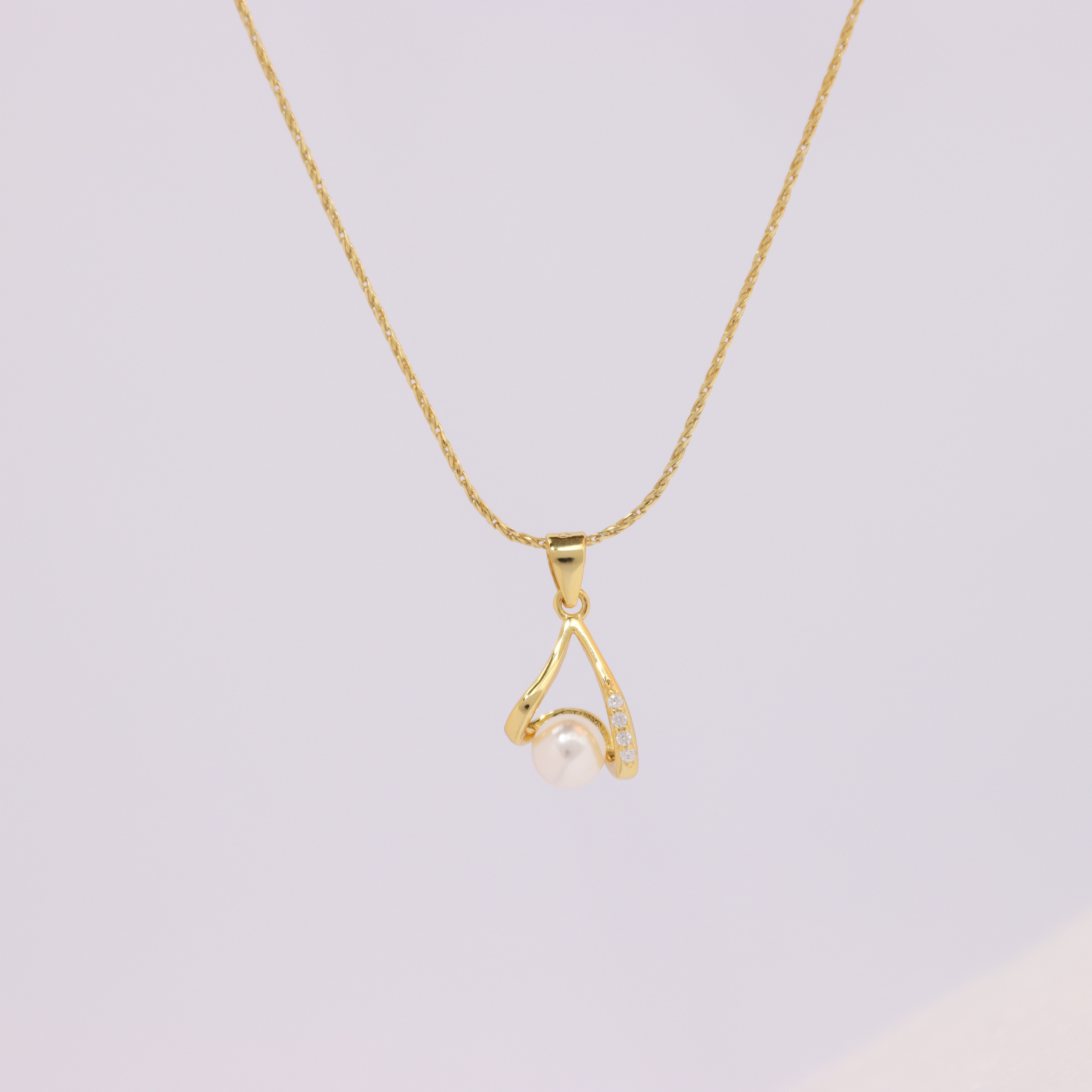 Conjunto Elegância Dourada – Colar e Brincos com Pérola | Prata 925 Banhada a Ouro 18k