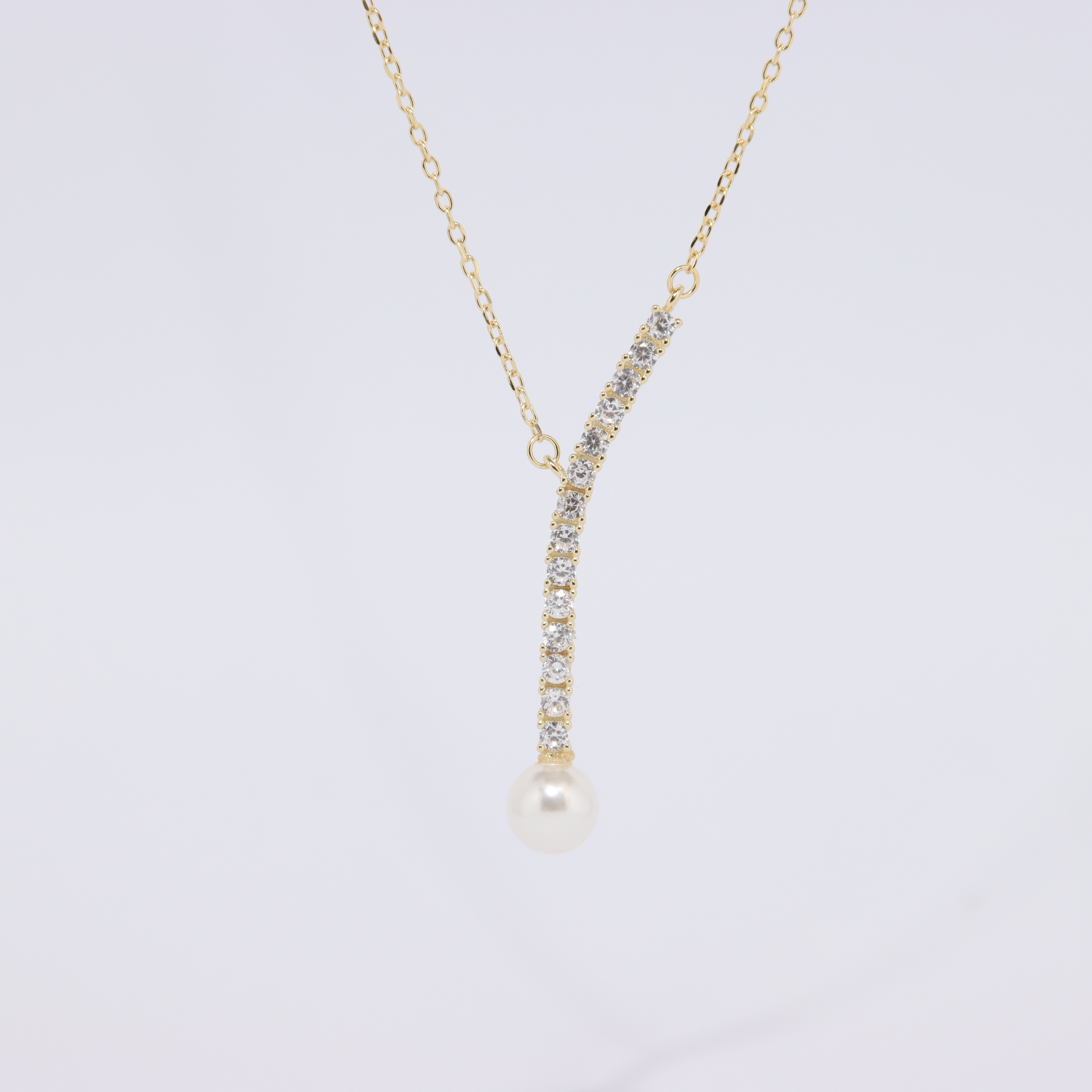 Colar Curvo com Pérola e Zircônias – Prata 925 Banhada a Ouro 18k
