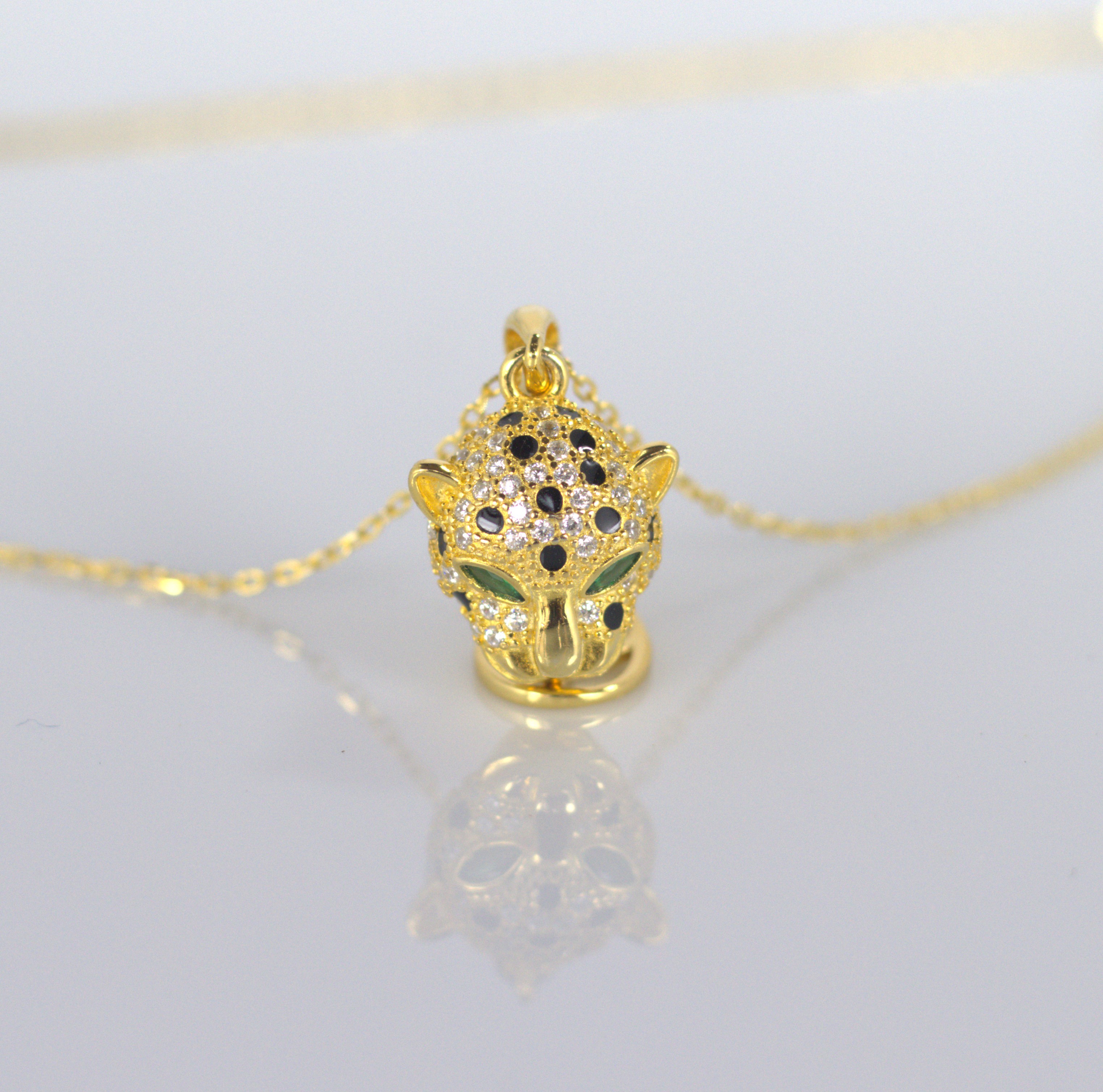 Colar Dourado com Pingente de Onça Cravejado