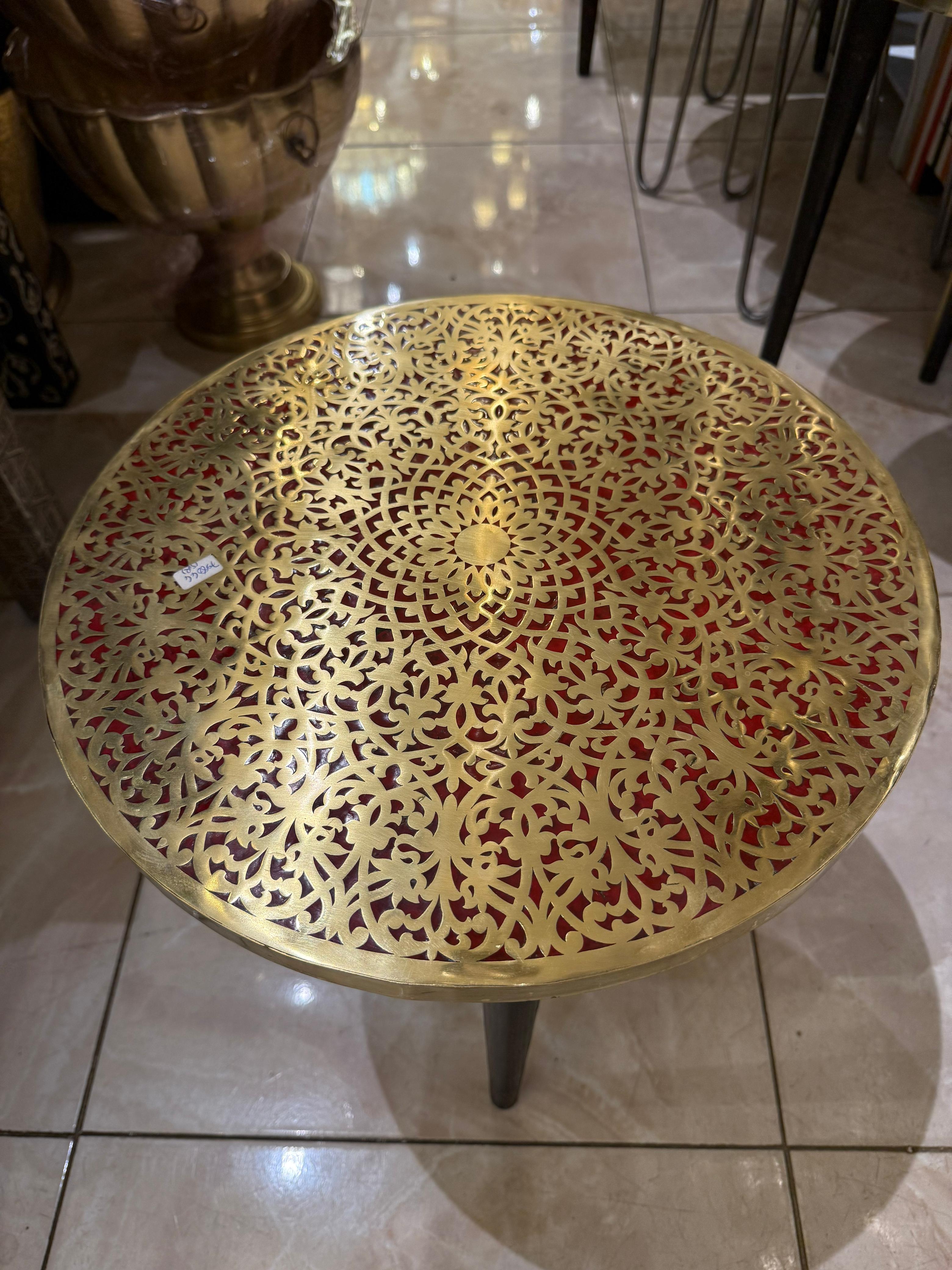 Table Orientale en Laiton Gravé