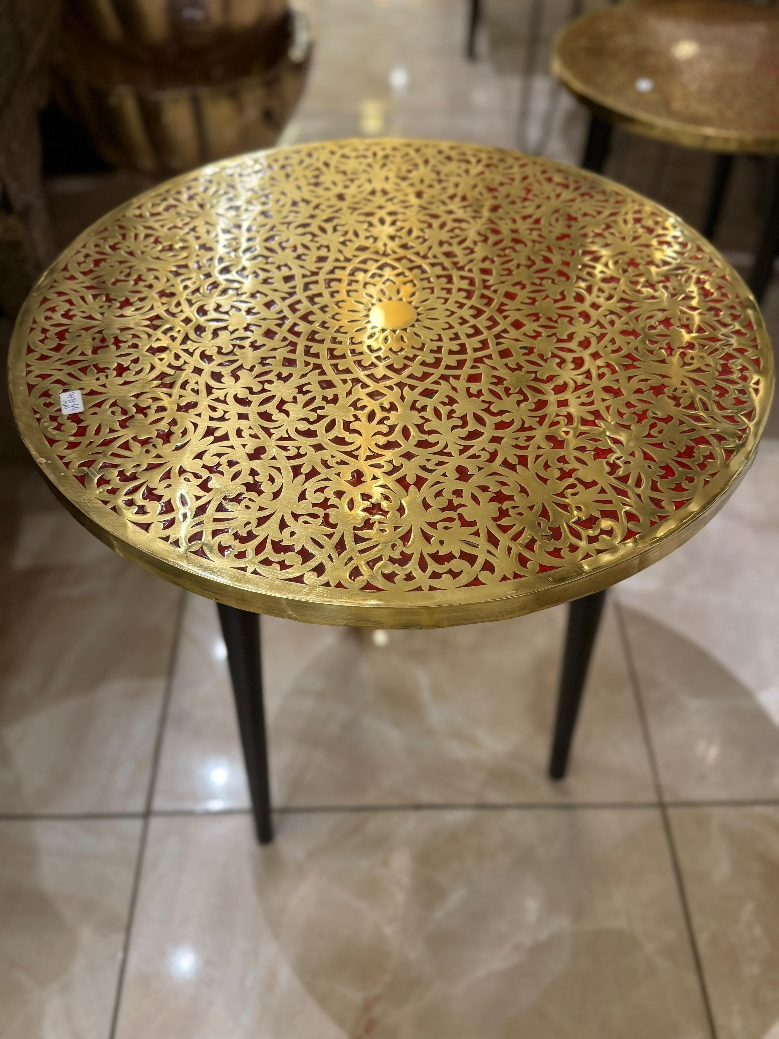 Table Orientale en Laiton Gravé