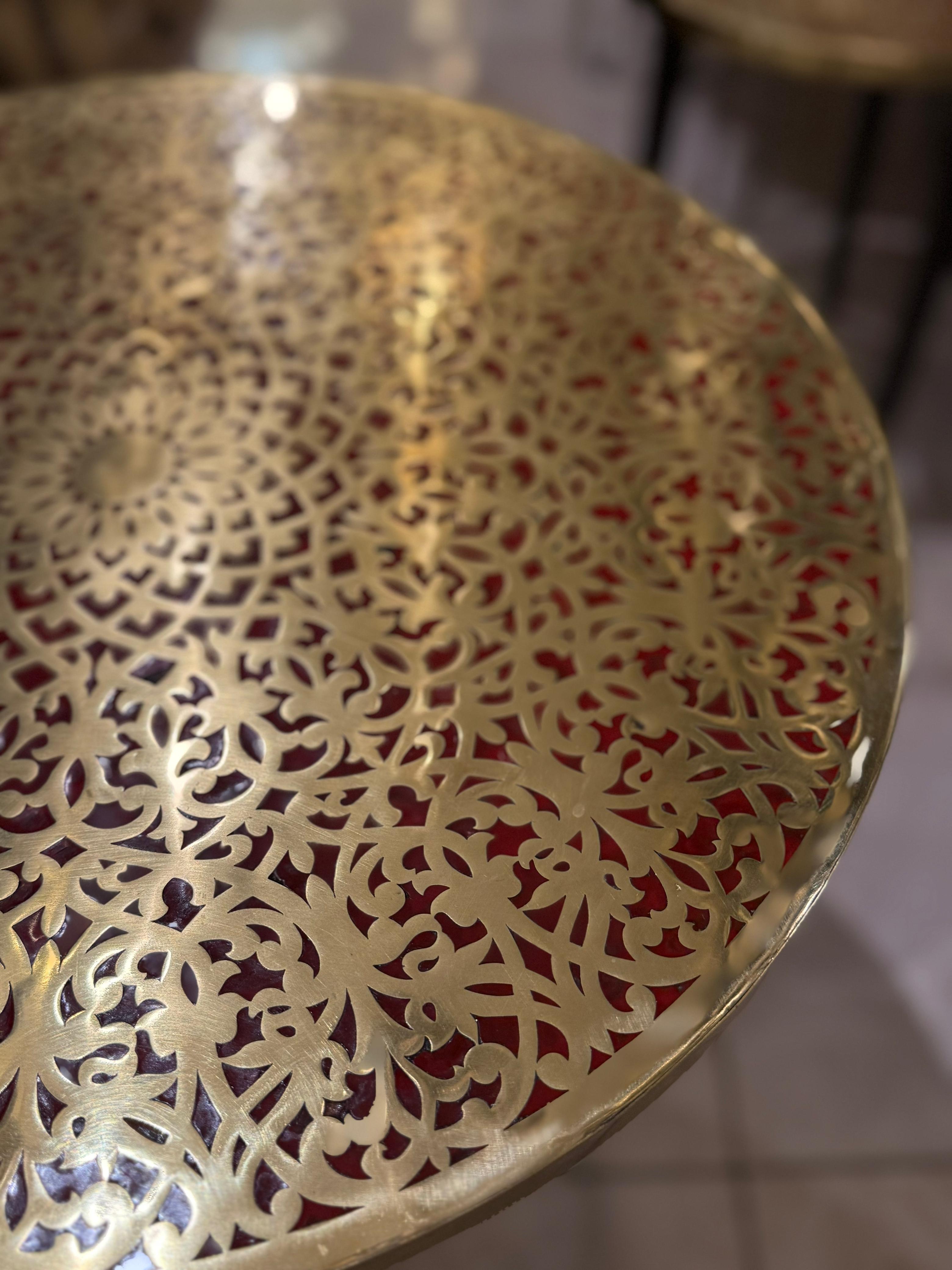 Table Orientale en Laiton Gravé