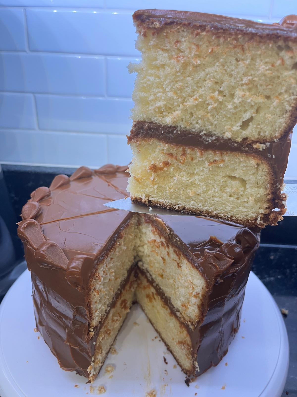 TORTA TRADICIONAL DE VAINILLA RELLENA DE AREQUIPE