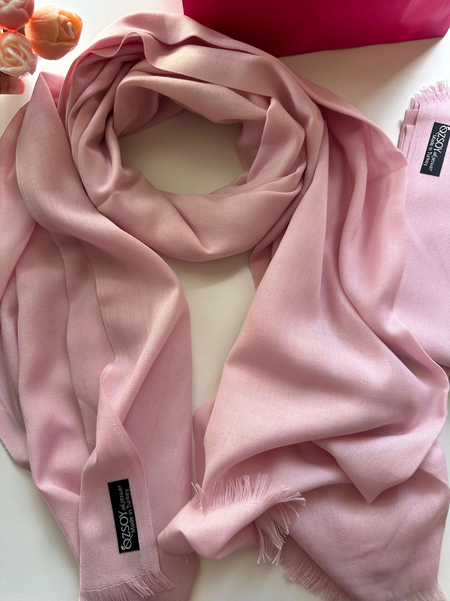 Elegant and lightweight shawls 