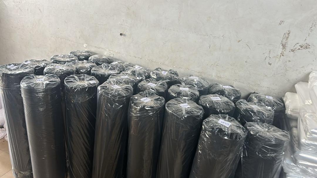 Rouleaux de film plastique noir