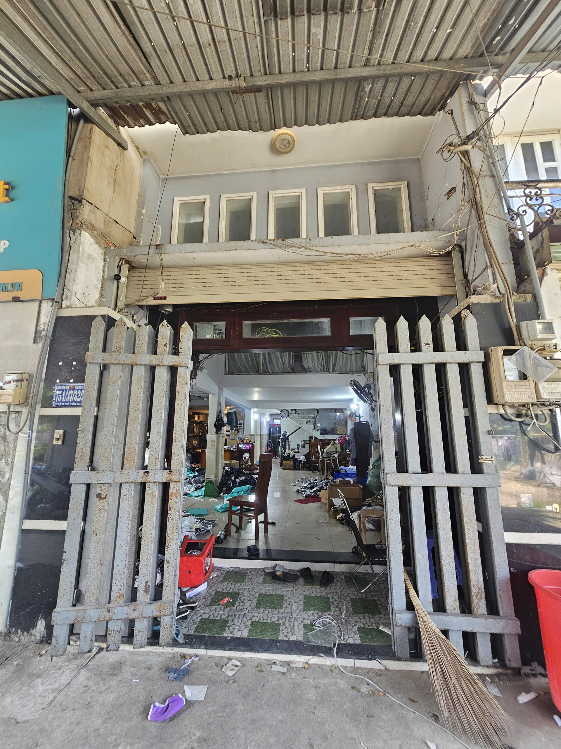 Bán nhà 4m x 15m. Sát mặt tiền kênh Tham Lương - Bến Cát. Nhà trệt 2 lầu sân thượng. Giá 6 tỷ 7