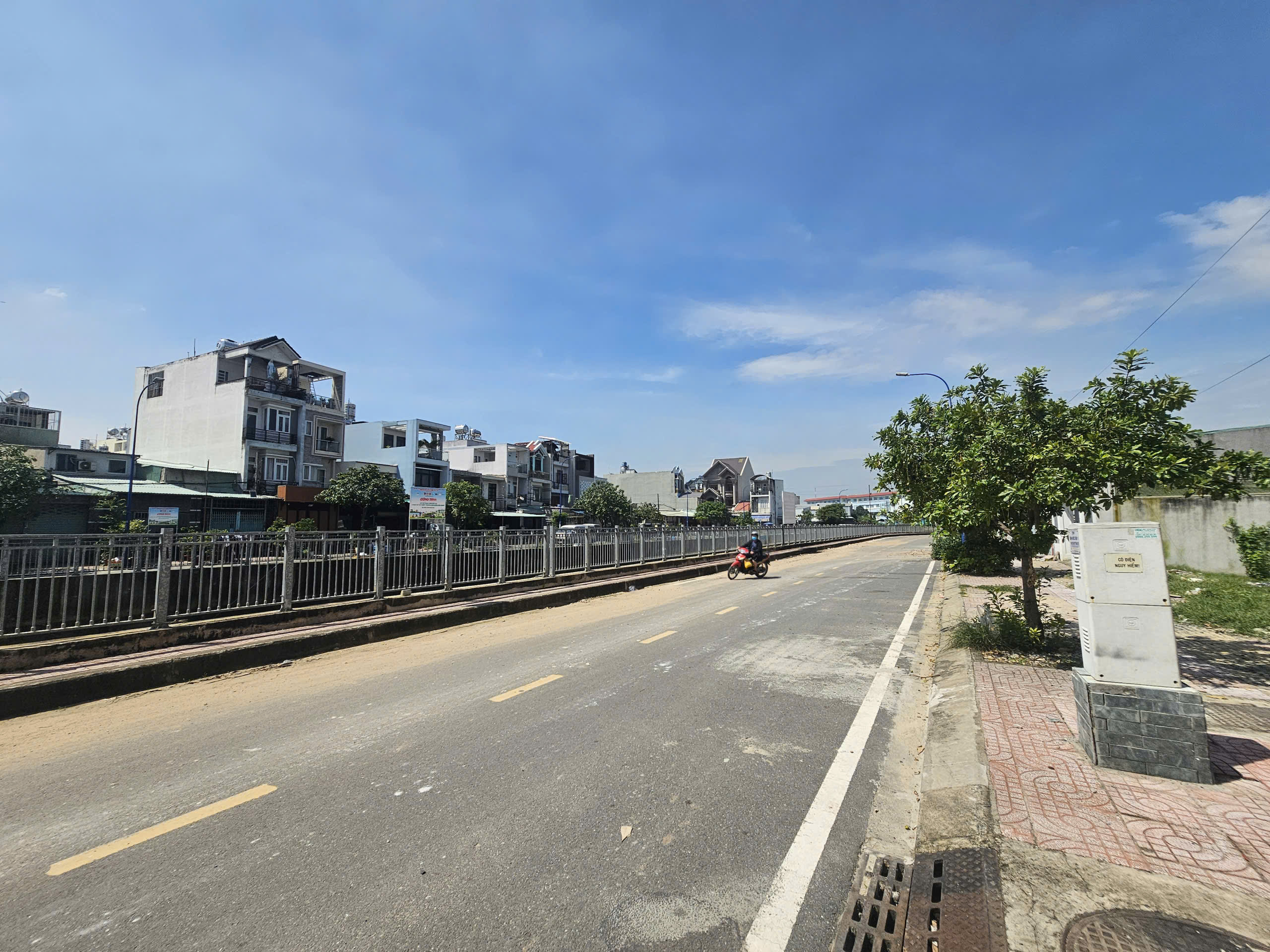 Bán nhà 4m x 15m. Sát mặt tiền kênh Tham Lương - Bến Cát. Nhà trệt 2 lầu sân thượng. Giá 6 tỷ 7