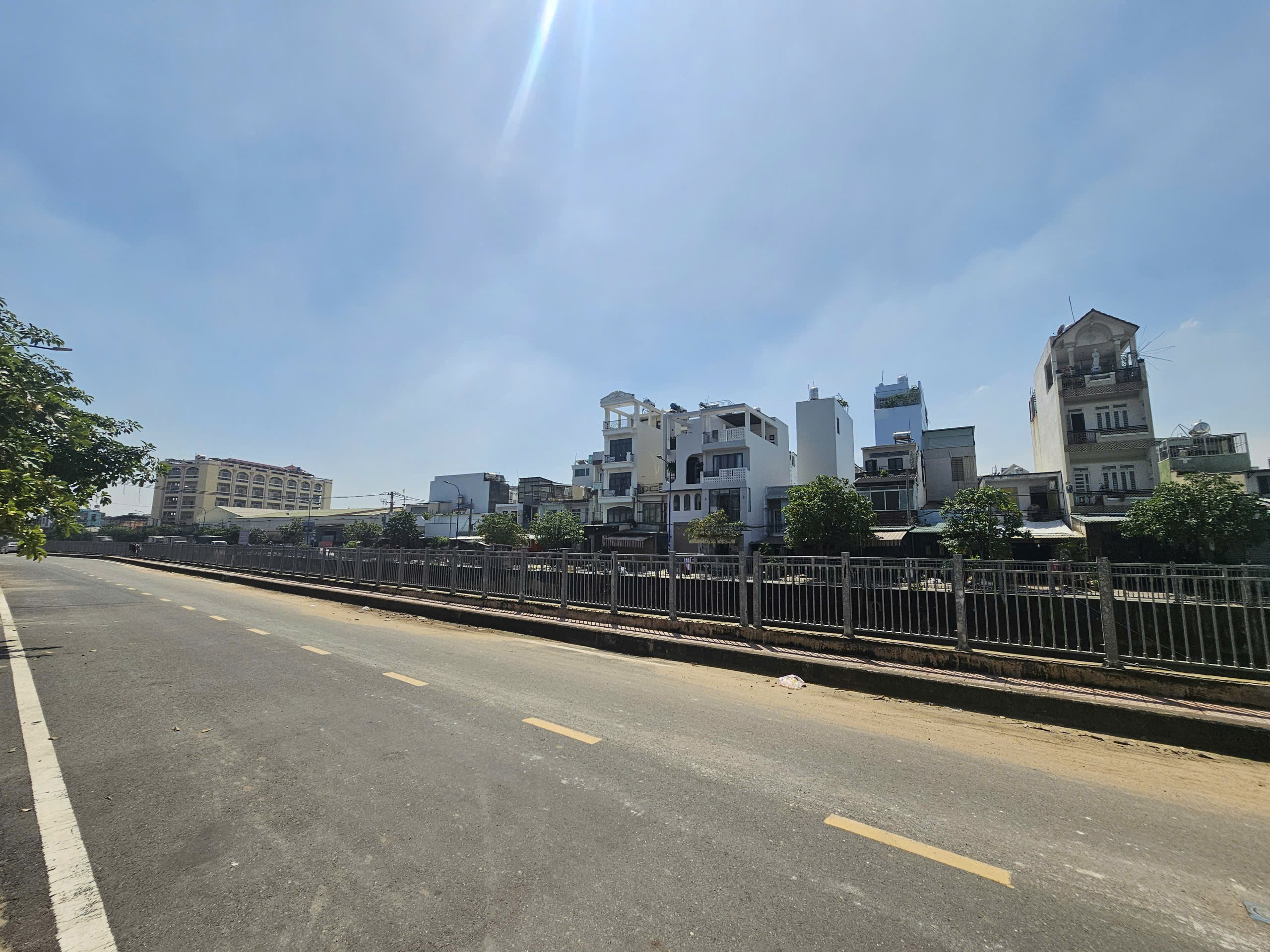 Bán nhà 4m x 15m. Sát mặt tiền kênh Tham Lương - Bến Cát. Nhà trệt 2 lầu sân thượng. Giá 6 tỷ 7